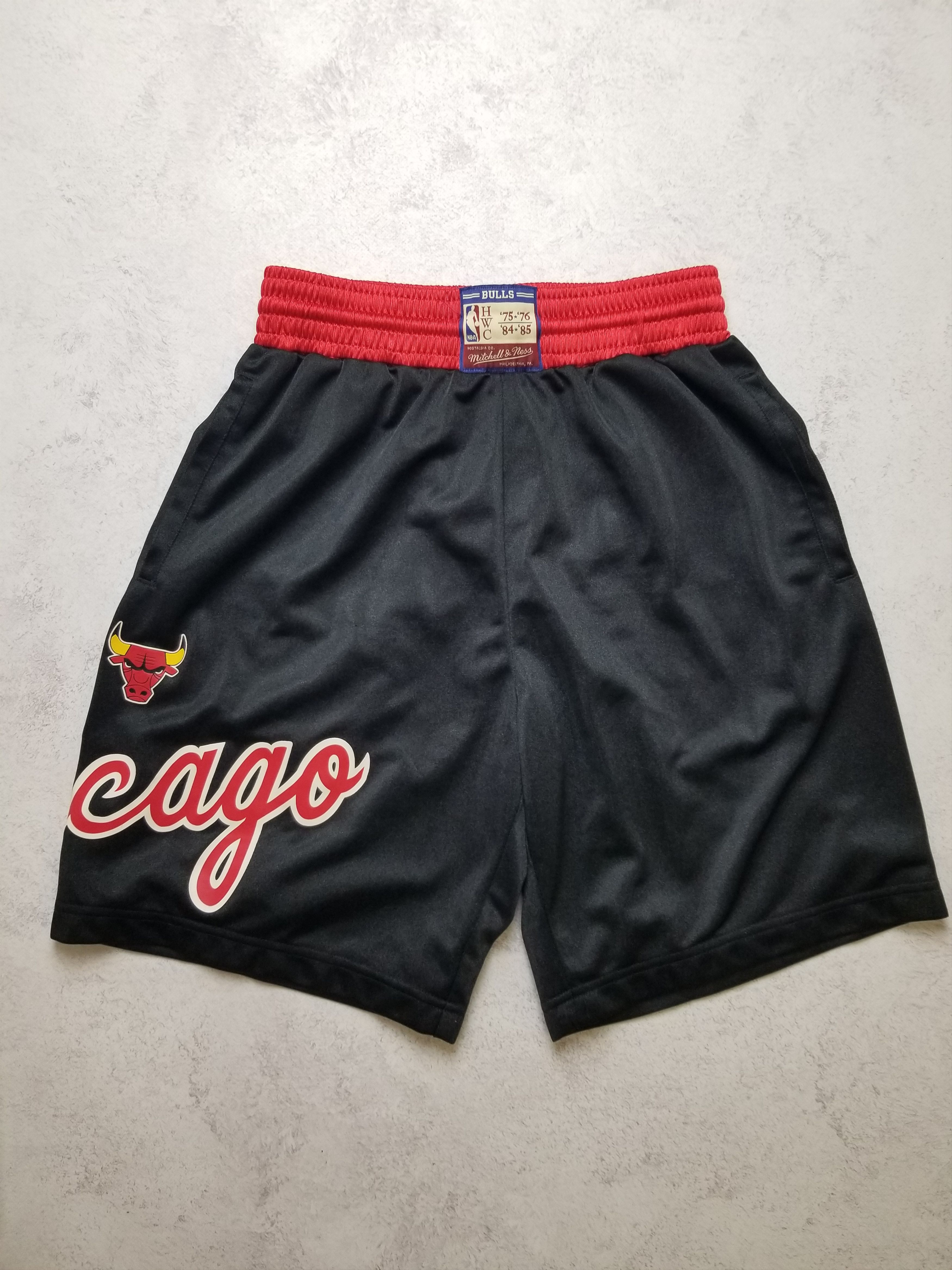 Mitchell & Ness NBA Team Heritage Chicago Bulls 1975 Shorts Size S Size US 30 / EU 46 - 1 Thumbnail