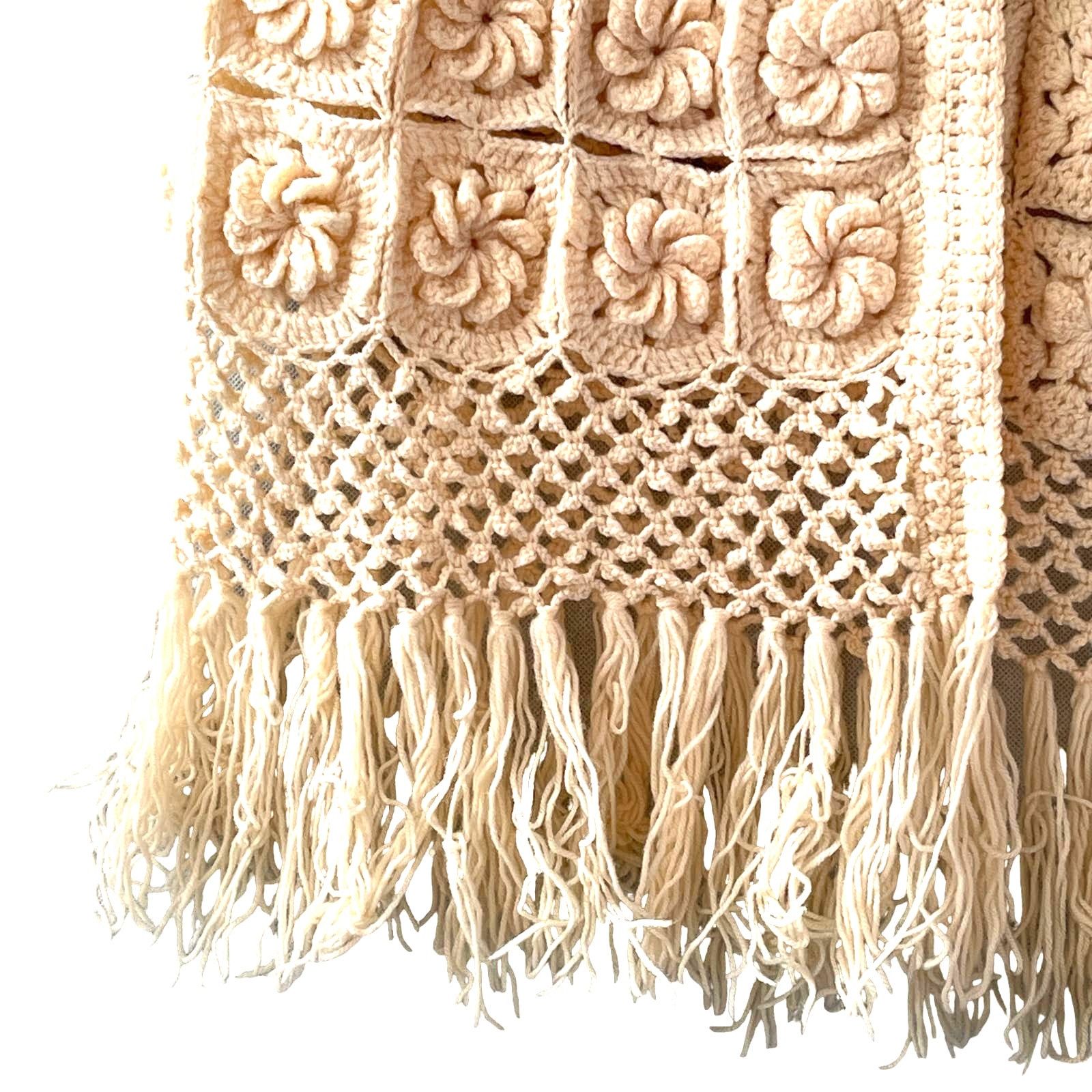 Vintage VINTAGE 1970s Handmade Crocheted Cream Wool Cape One Size Size ONE SIZE - 3 Thumbnail