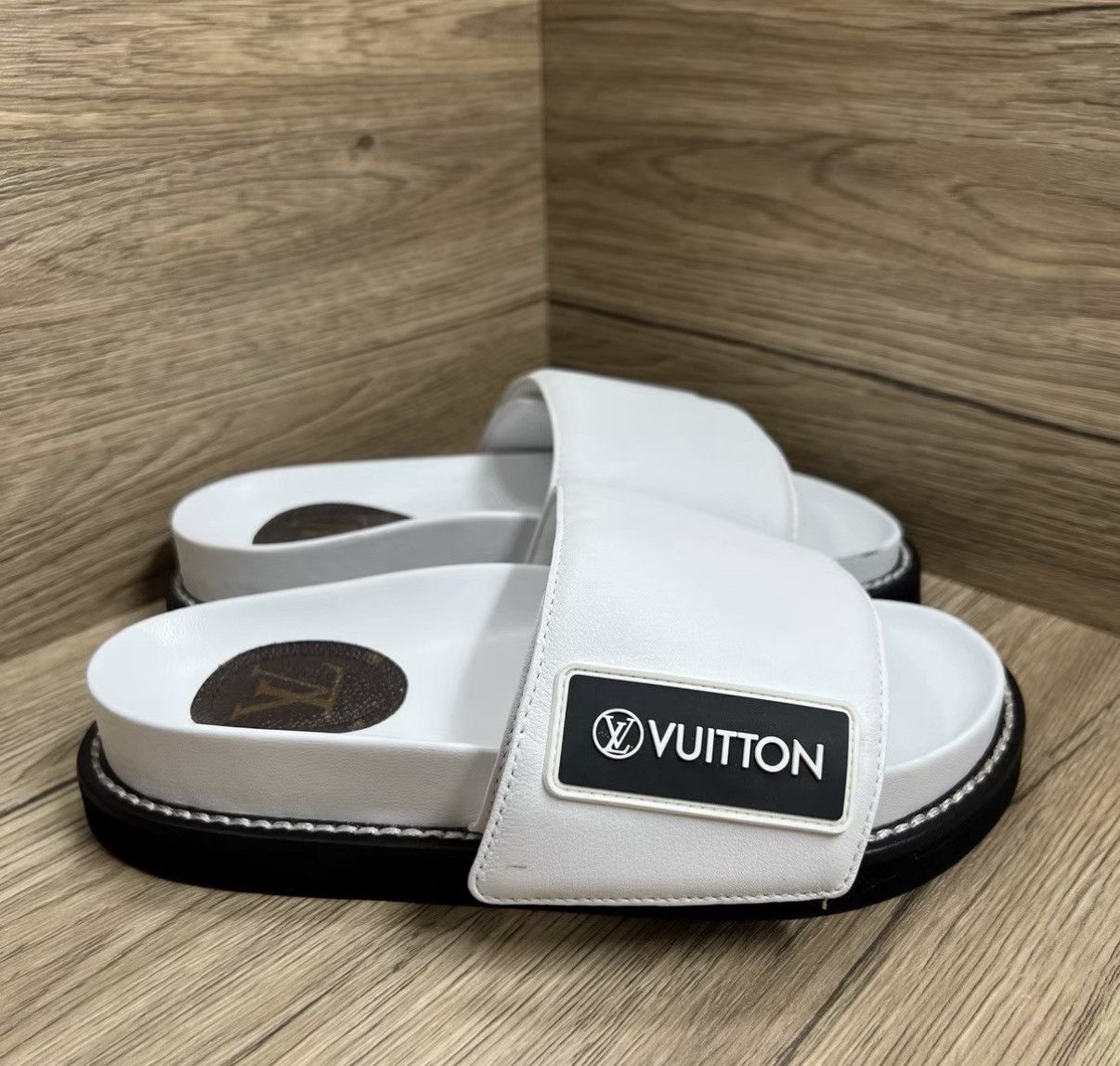 Louis Vuitton Louis Vuitton Sunset White & Black Logo Slippers J41 Size US 5 / IT 35 - 3 Thumbnail