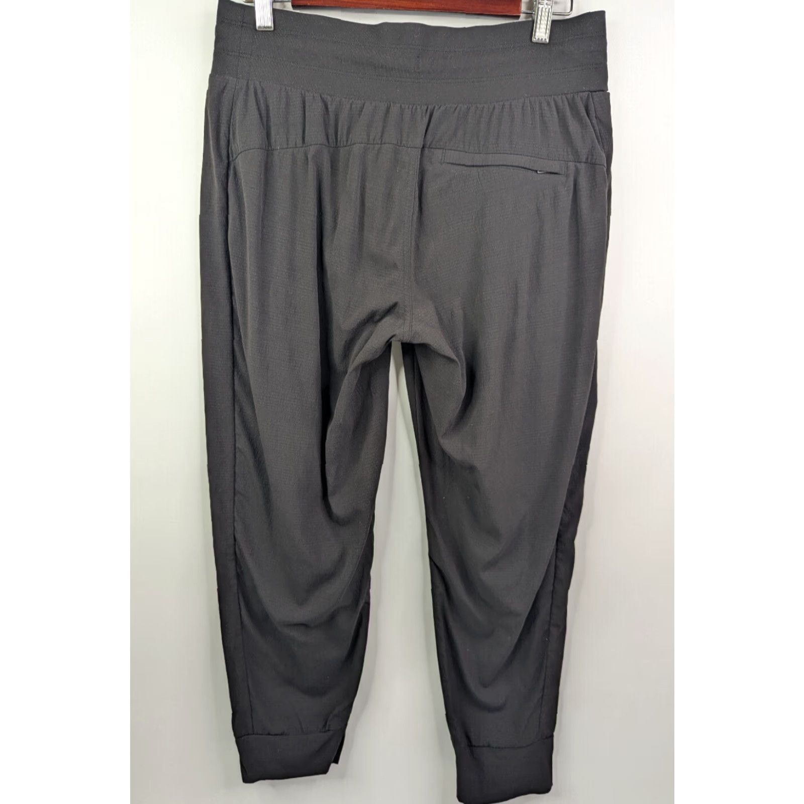 Athleta Athleta Jogger Pant Women's Size 6 Petite Black Athletic Tapered Inseam See Photos 405726 Size 28" / US 6 / IT 42 - 3 Thumbnail
