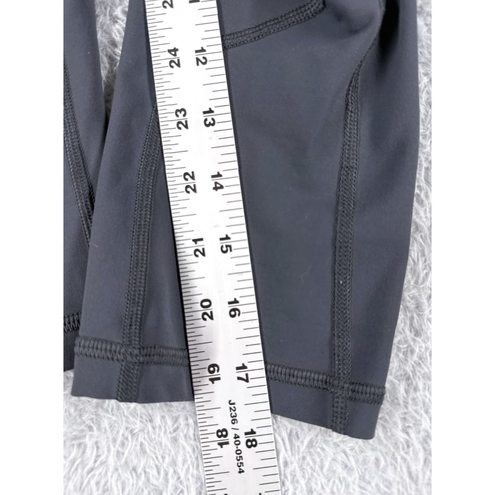 Lululemon Lululemon Activewear Pants Womens 4 Gray Cropped with Pockets 18" Size 27" / US 4 / IT 40 - 6 Thumbnail