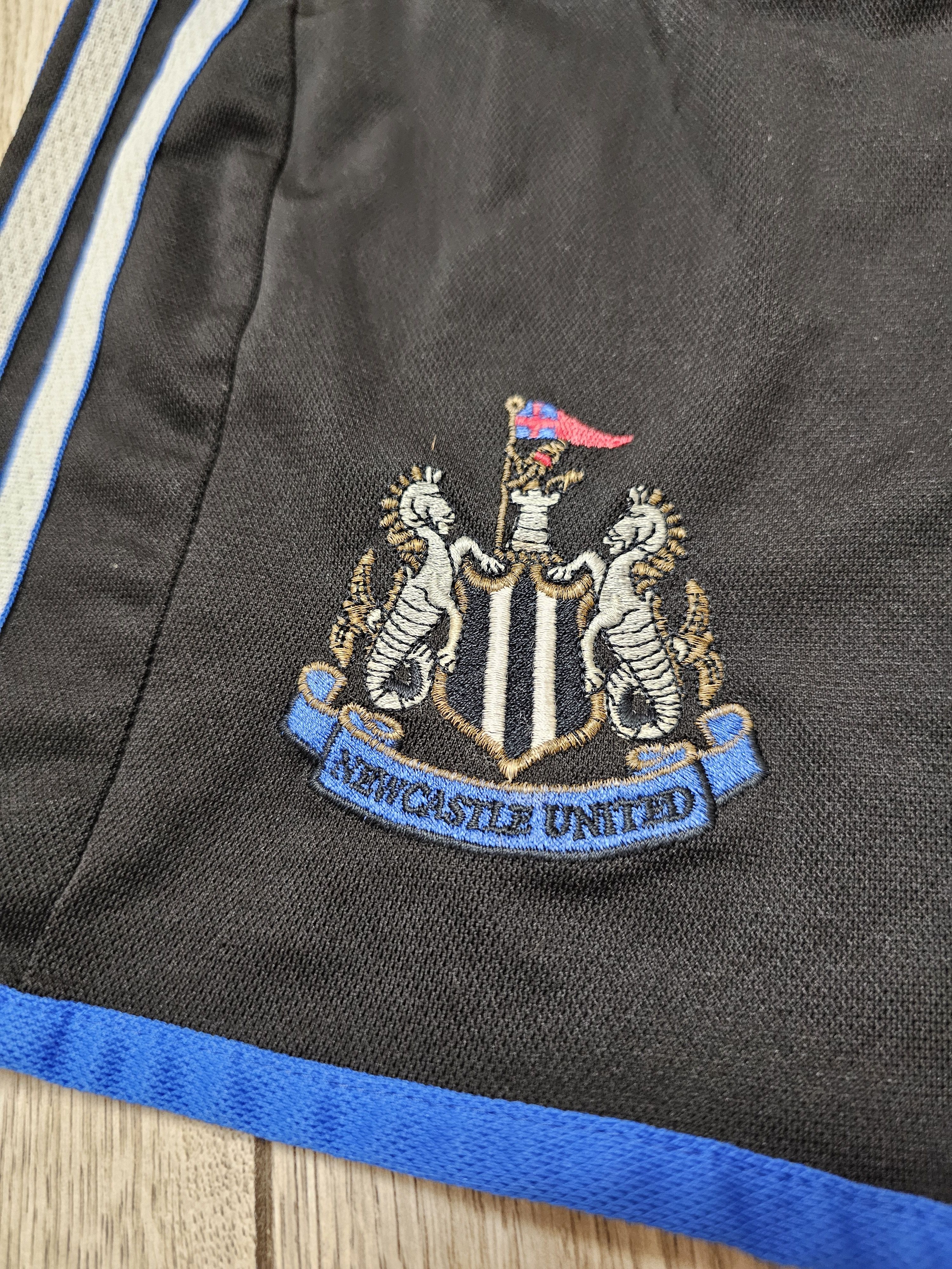Adidas × Vintage NEWCASTLE UNITED 2000 2001 FOOTBALL SHORTS SOCCER SHORTS Size US 32 / EU 48 - 3 Thumbnail