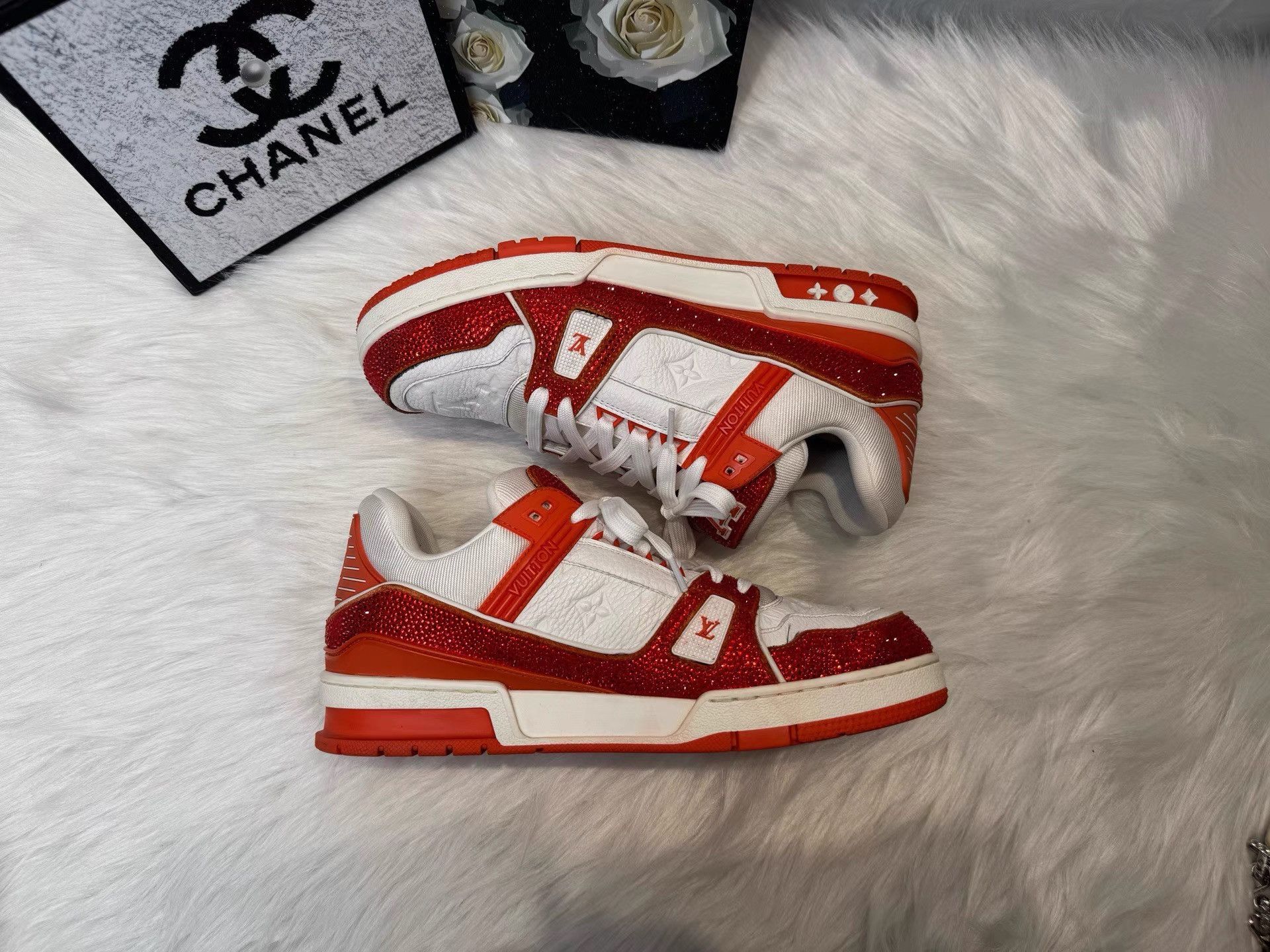 Louis Vuitton Louis Vuitton White Orange Crystal Logo Trainer K36 Size US 9 / EU 42 - 6 Thumbnail