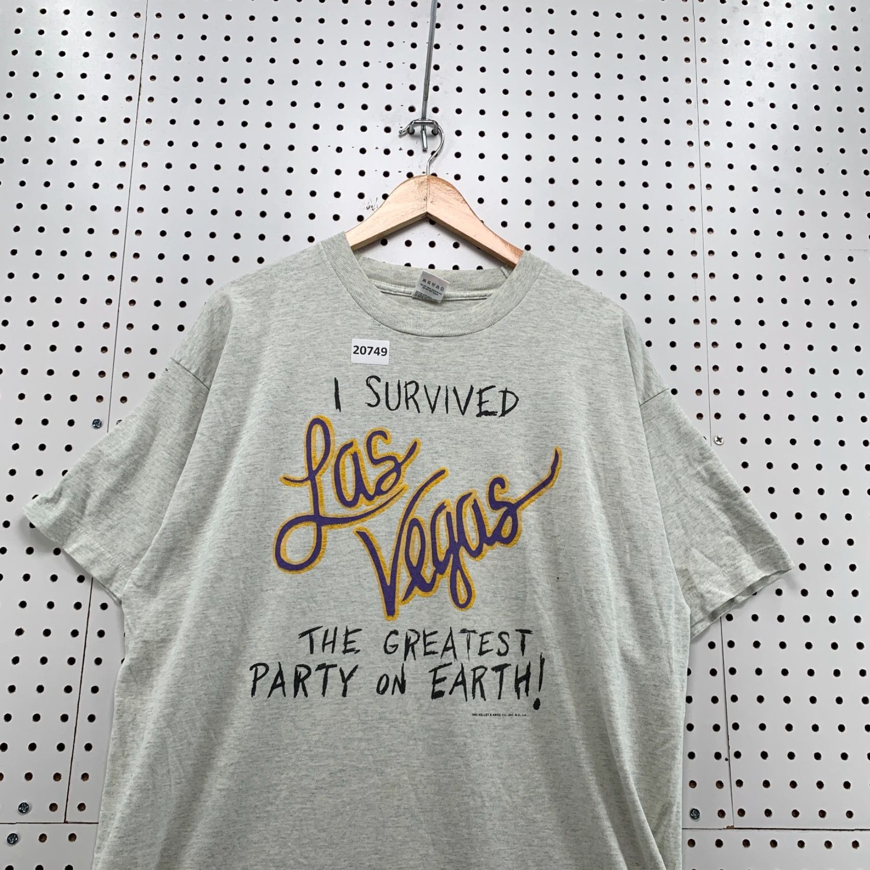 Fruit Of The Loom VINTAGE Las Vegas 90s Survived Shirt Mens XL Gray USA Single Stitch Fruit of the Loom T-Shirt Size US XL / EU 56 / 4 - 5 Thumbnail