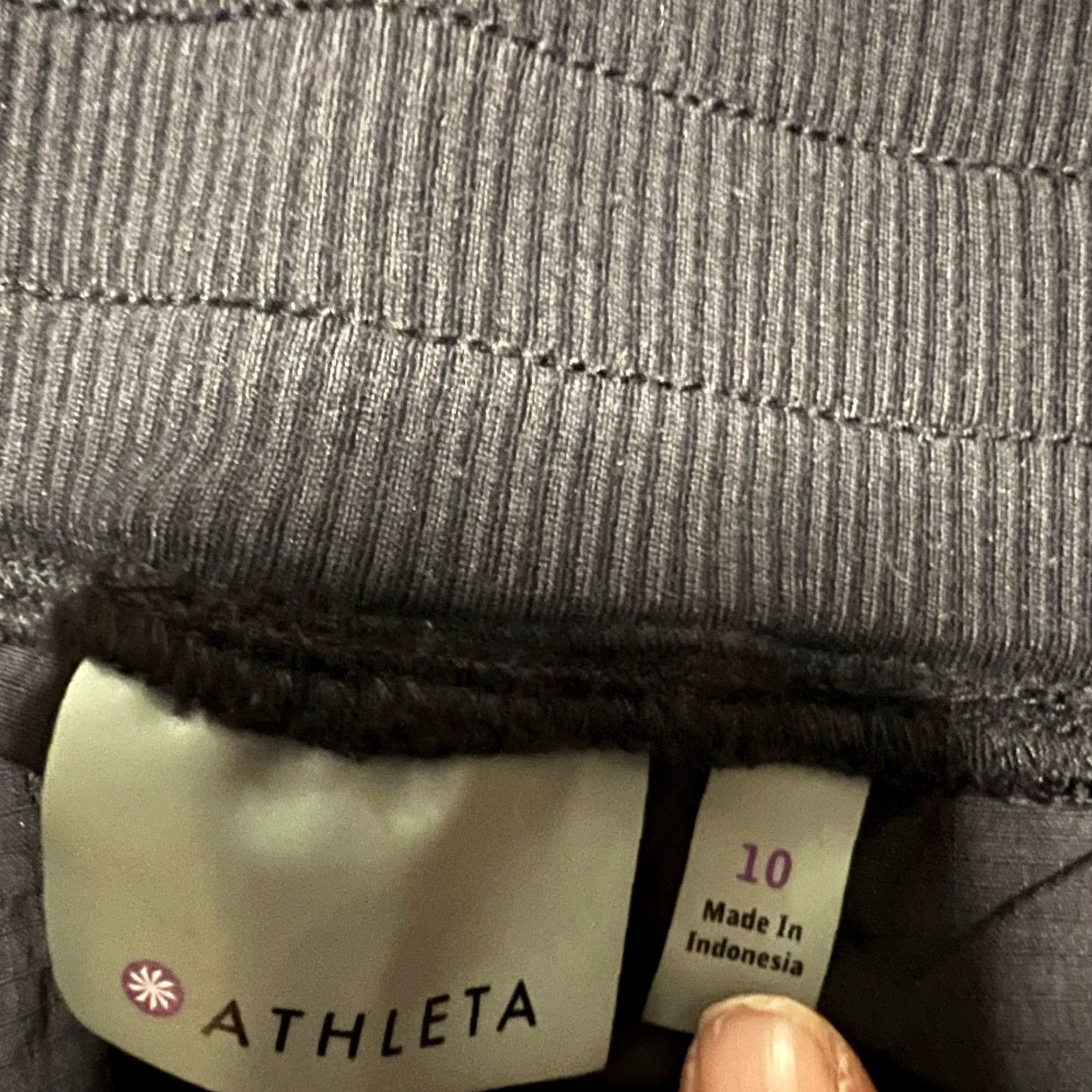 Athleta **Athleta Black Cropped 10 Jogger Pants** User: **Athleta 10 Black Cropped Jogger Pants** Size 32" / US 10 / IT 46 - 4 Thumbnail