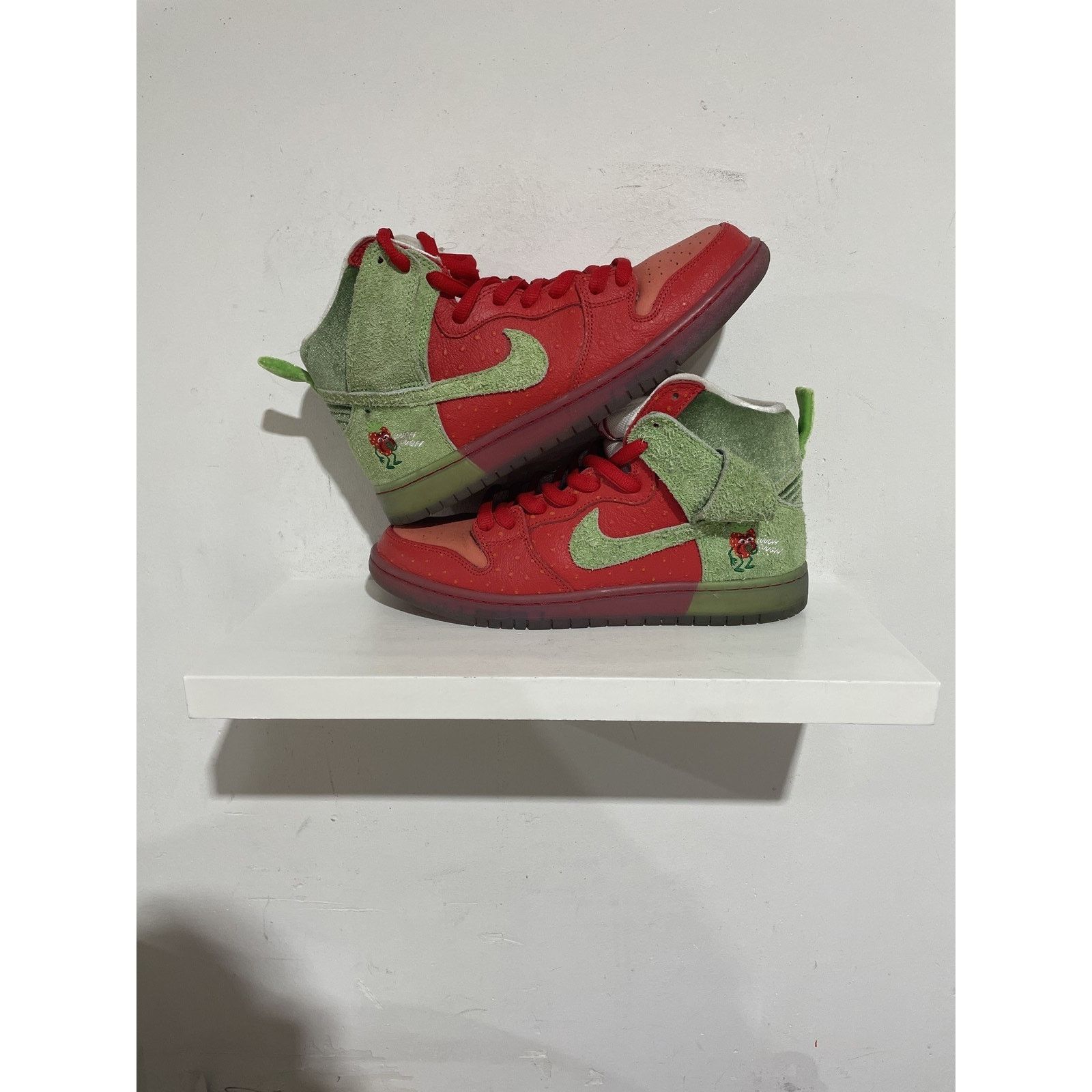 Nike NIKE SB DUNK HIGH STRAWBERRY COUGH SIZE 9 PREOWNED Size US 9 / EU 42 - 1 Thumbnail