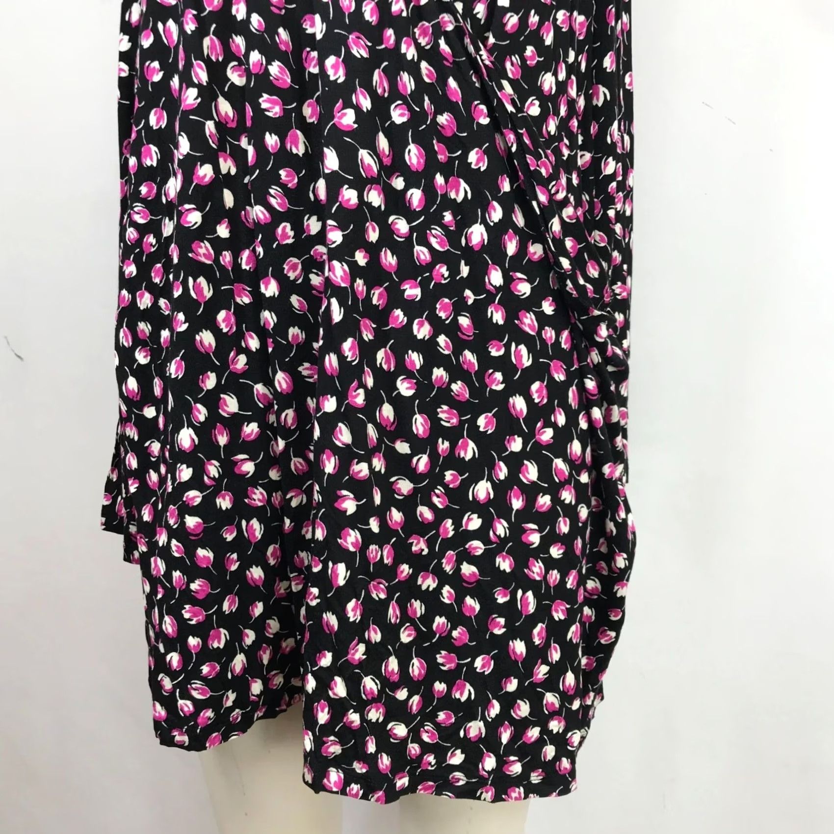 Vintage LANE BRYANT - WOMEN'S 26/28 - BLACK FLORAL LONG SLEEVE CRISS CROSS V NECK TOP Size 4XL / US 24-26 - 3 Thumbnail