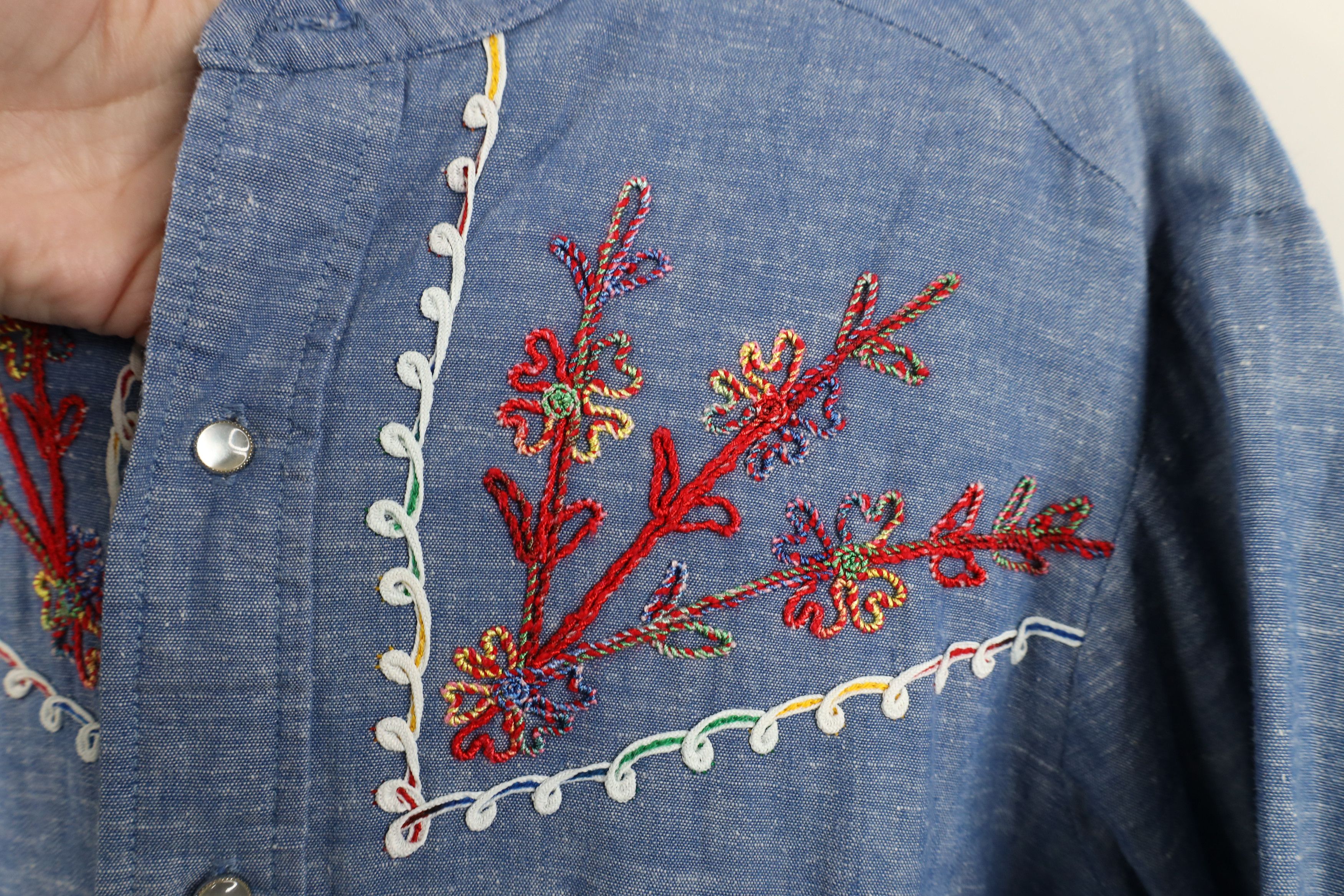 Vintage Vtg 60s 70s Chambray Embroidered Flower Collar Button Shirt Size US S / EU 44-46 / 1 - 6 Thumbnail