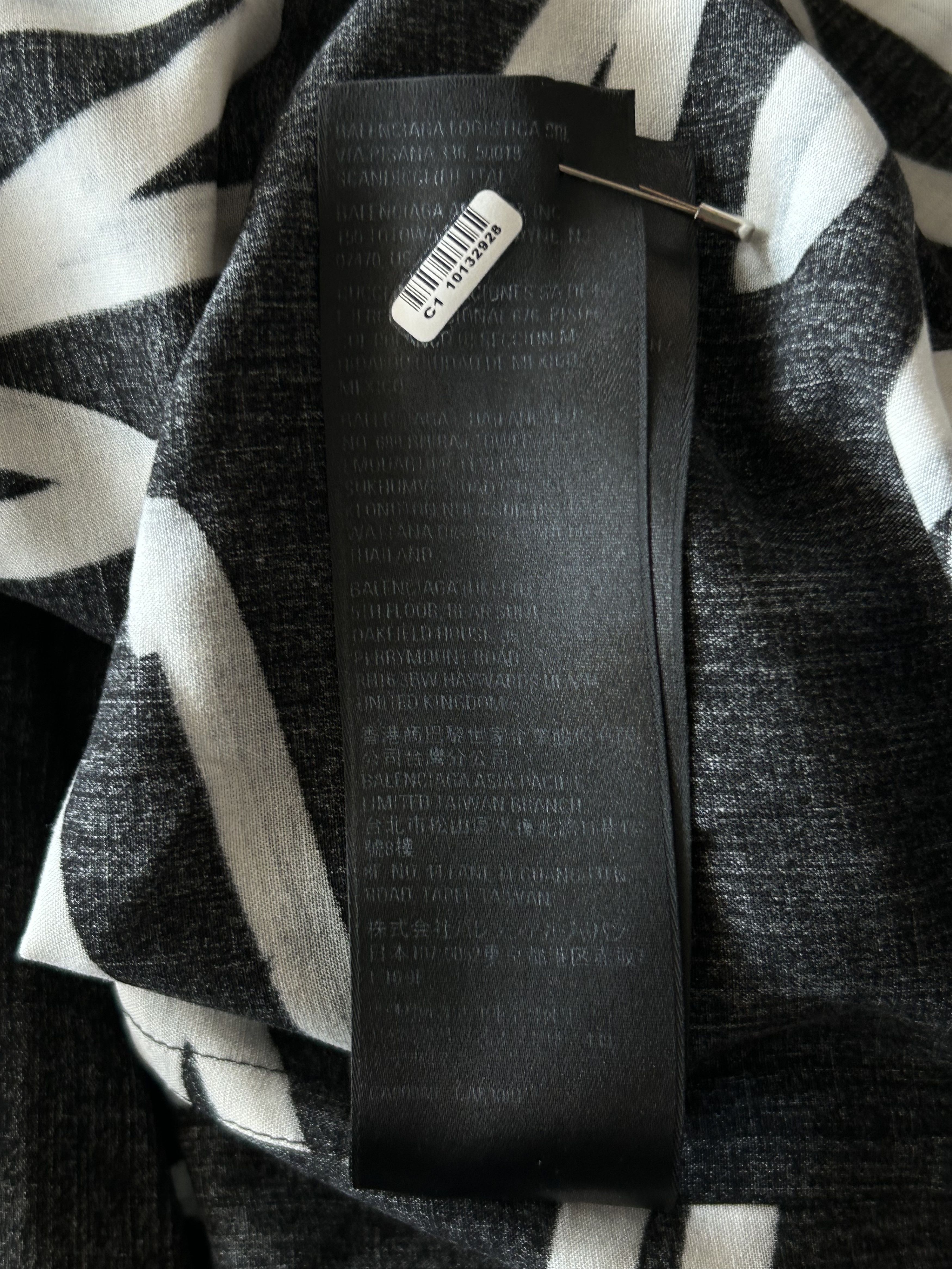 Balenciaga Balenciaga Black & White Script Button Up Shirt Size US XXL / EU 58 / 5 - 6 Thumbnail