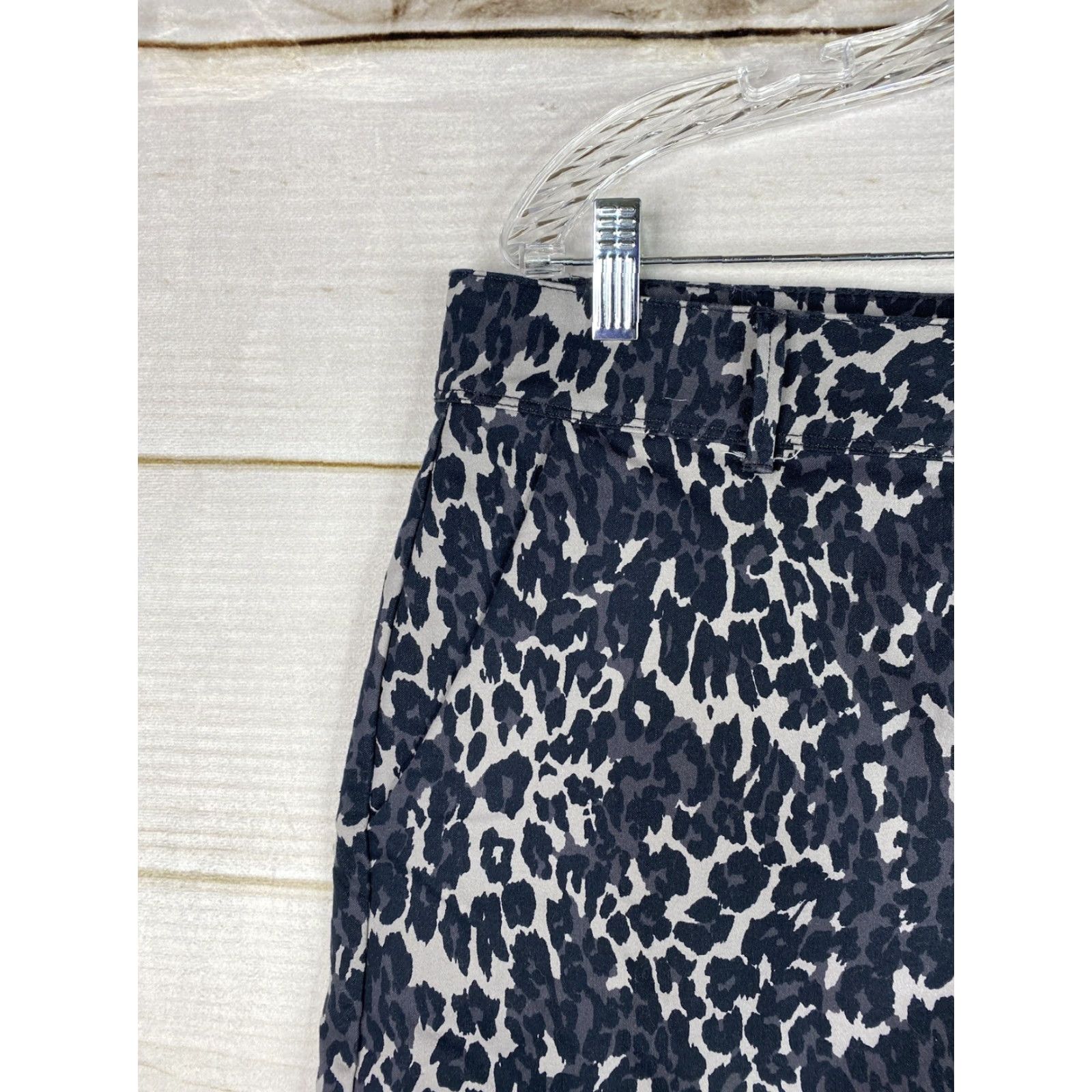 Isaac Mizrahi Isaac Mizrahi Women's Shorts Chino Stretch Casual Regular 12 Multicolor Animal Print Pockets Flat Front Button Zipper High Rise Size 34" / US 12 / IT 48 - 2 Thumbnail
