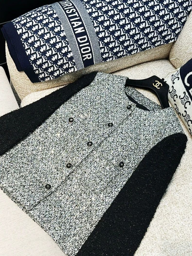 Chanel Chanel 21B autumn and winter preview silver 36-size sequin Size XS / US 0-2 / IT 36-38 - 2 Thumbnail
