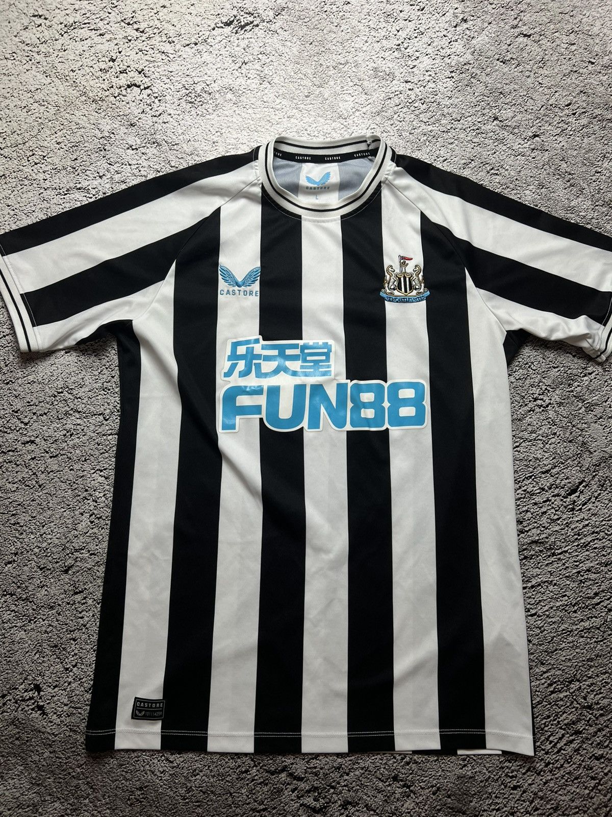 Castore Newcastle united castore jersey y2k Size US L / EU 52-54 / 3 - 1 Thumbnail