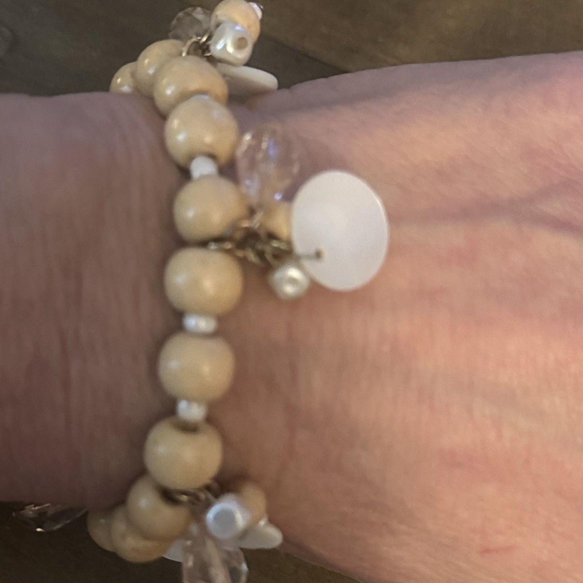 Other Beige wooden bead stretch bracelet w/mother of pearl dangles Size ONE SIZE - 4 Thumbnail