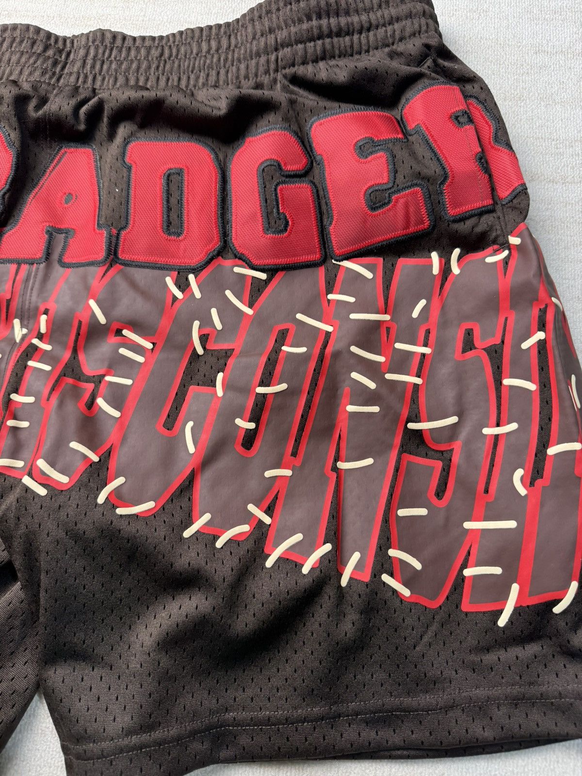 Mitchell & Ness × Travis Scott Wisconsin badgers basketball shorts Size US 36 / EU 52 - 2 Thumbnail