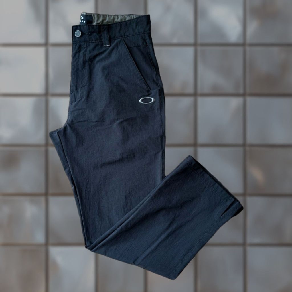 Oakley Pants 32 Black Athletic Khakis Men Regular Straight Inseam 27.5in Golf Athleisure Workwear Casual