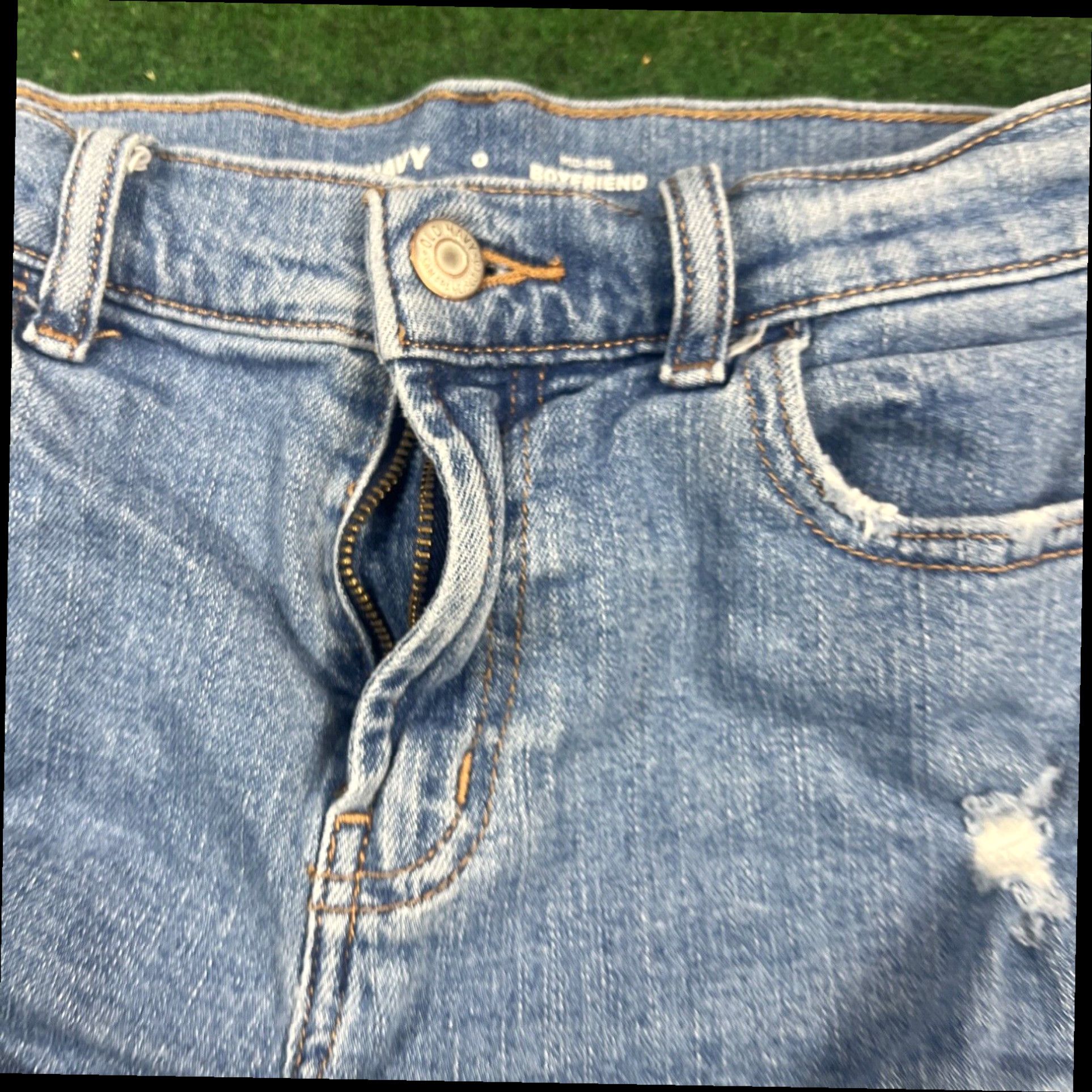 Old Navy Old Navy Boyfriend Cutoffs Jeans Shorts size 0 Blue Denim Mid Rise Raw Hem Size 34" / US 12 / IT 48 - 4 Thumbnail