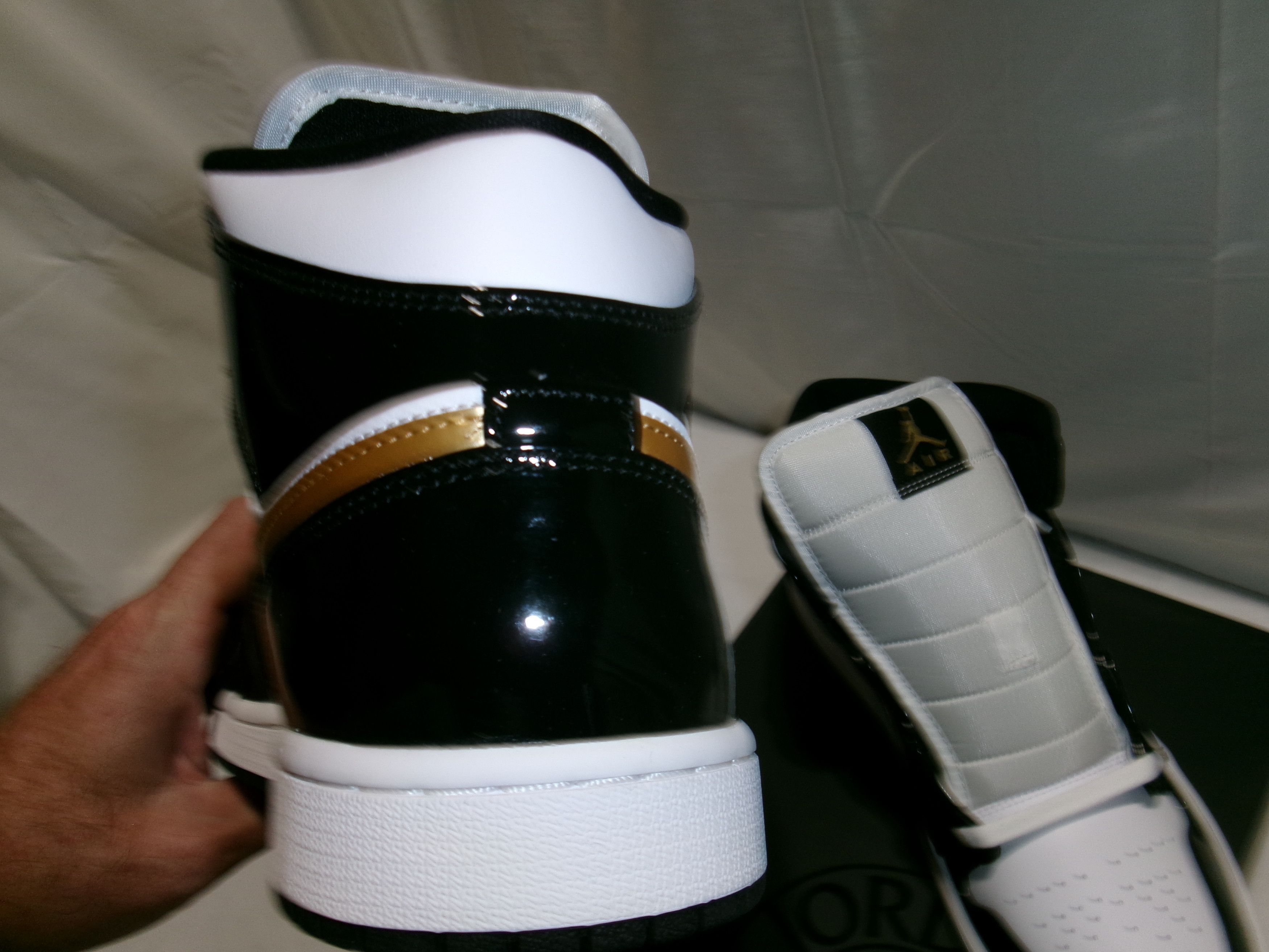 Jordan Brand Jordan 1 Mid Patent 'Black Gold' Size US 11 / EU 44 - 7 Thumbnail