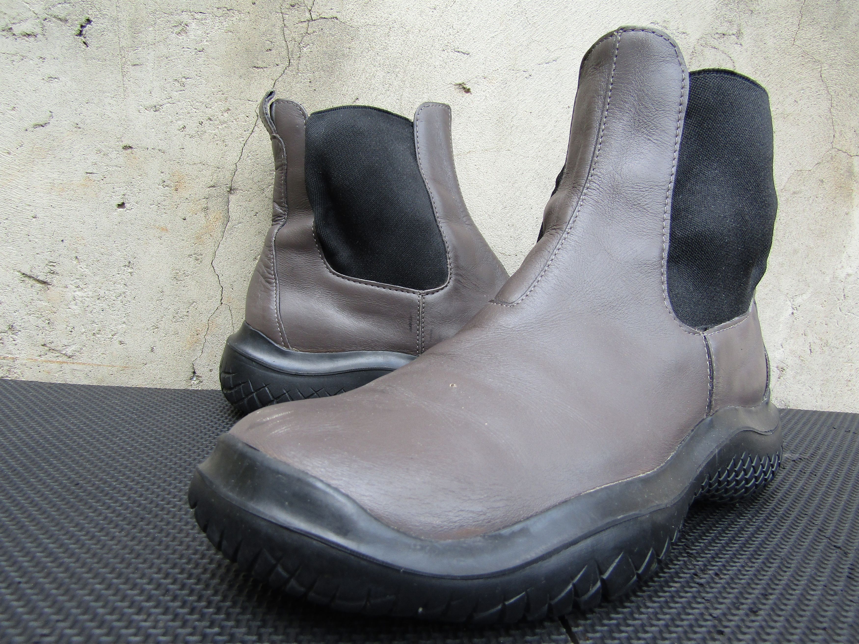 Archival Clothing x Prada VTG Prada Women's Sport Gray Leather Chelsea Y2K Shoes in Grey (Size 8)