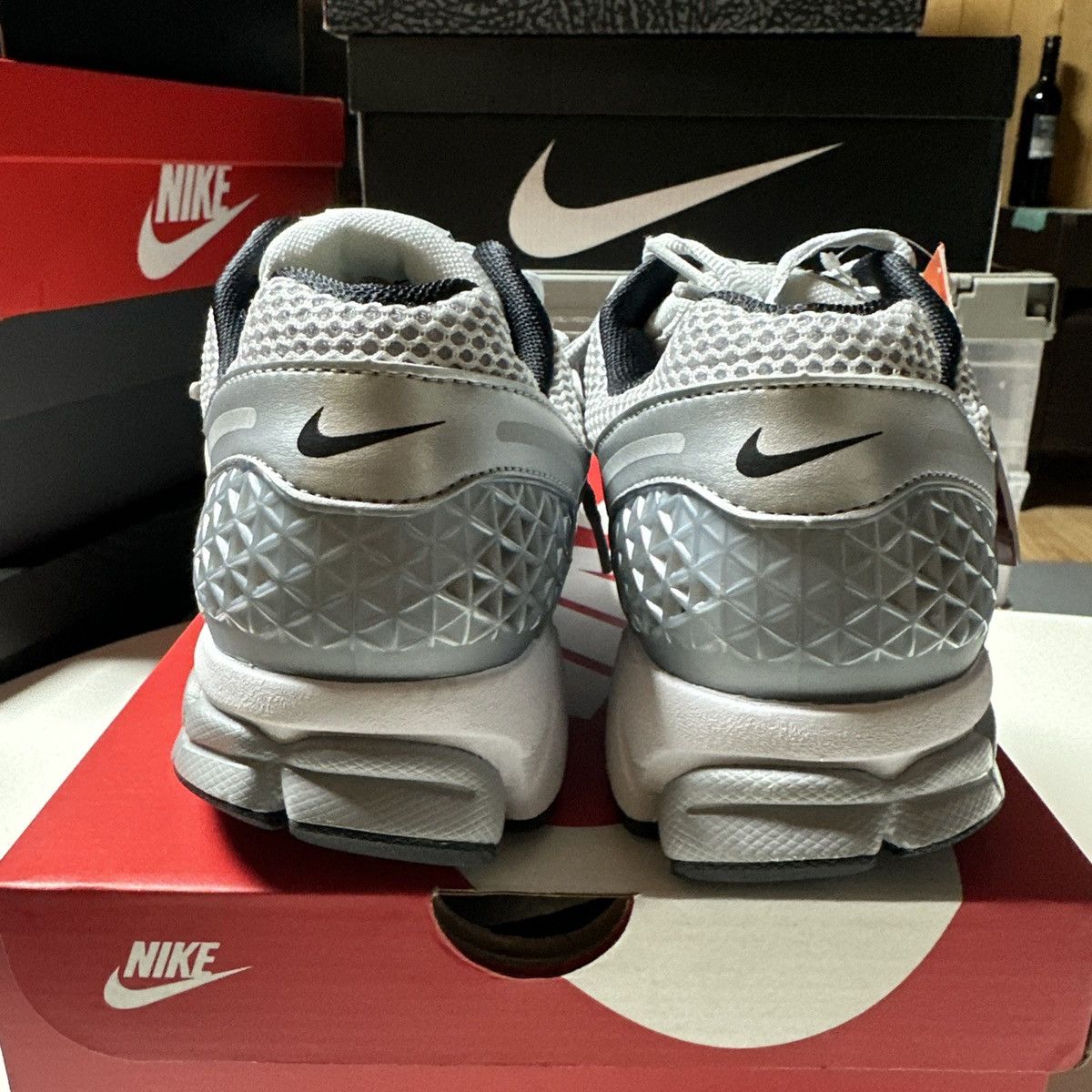 *NEW* Size 10.5 Men, 12 Wmn- Nike Vomero 5 SE Dark Grey