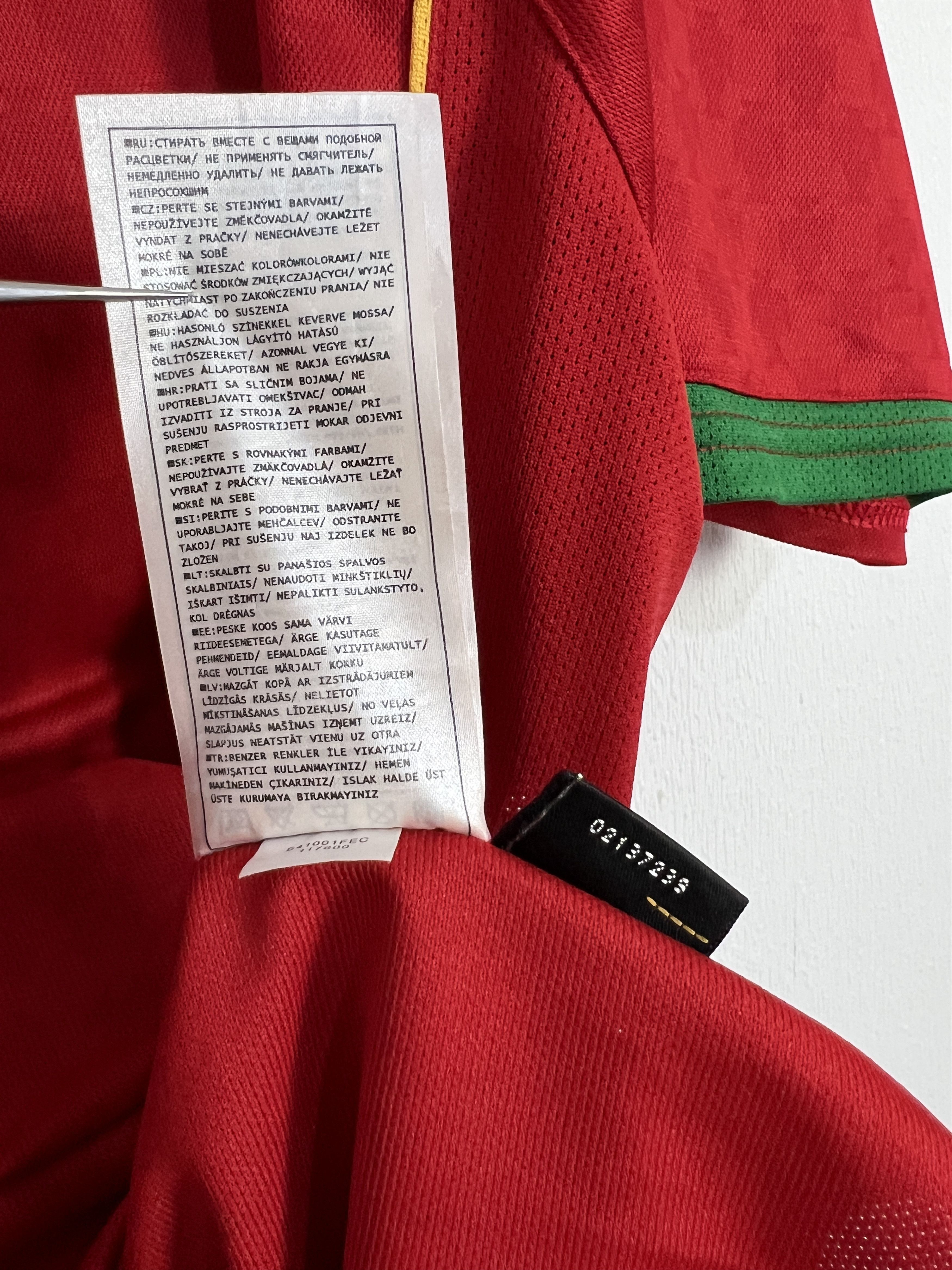 Nike Portugal Home football shirt 2004 Soccer Nike Jersey Mens Size US L / EU 52-54 / 3 - 9 Thumbnail