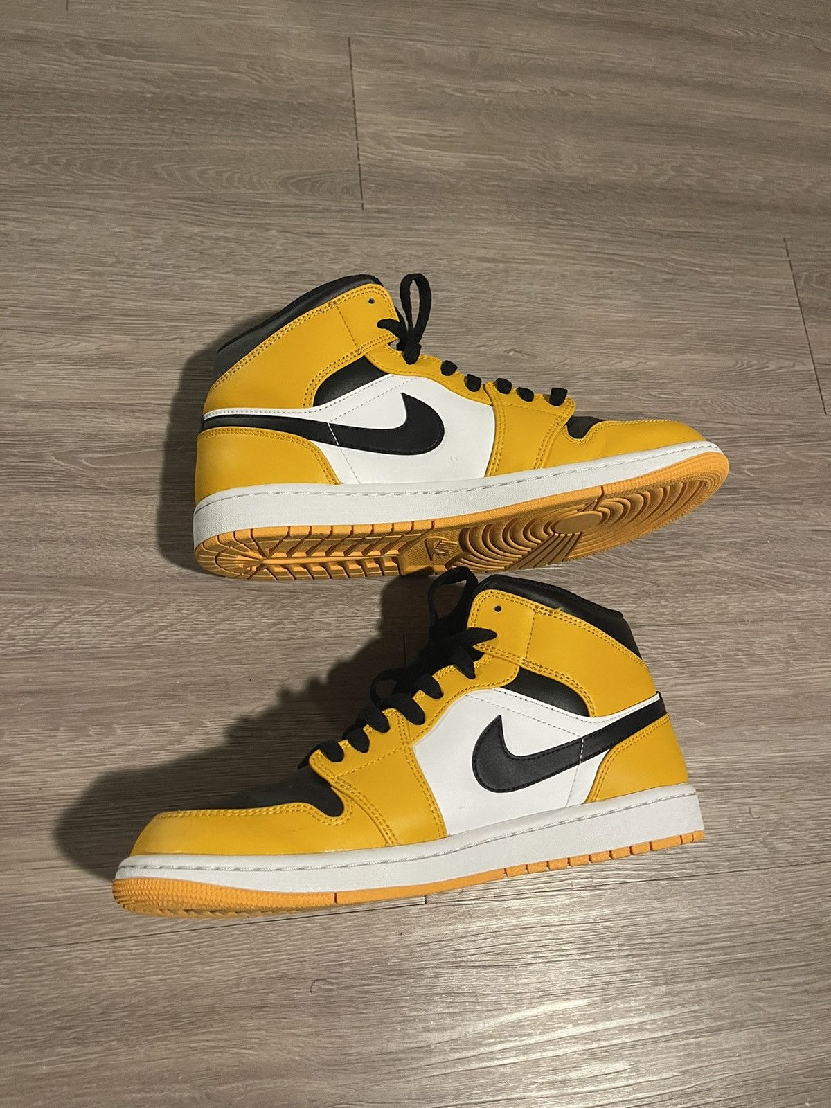 Jordan Brand Jordan 1 Mid Taxi Size US 10.5 / EU 43-44 - 2 Thumbnail