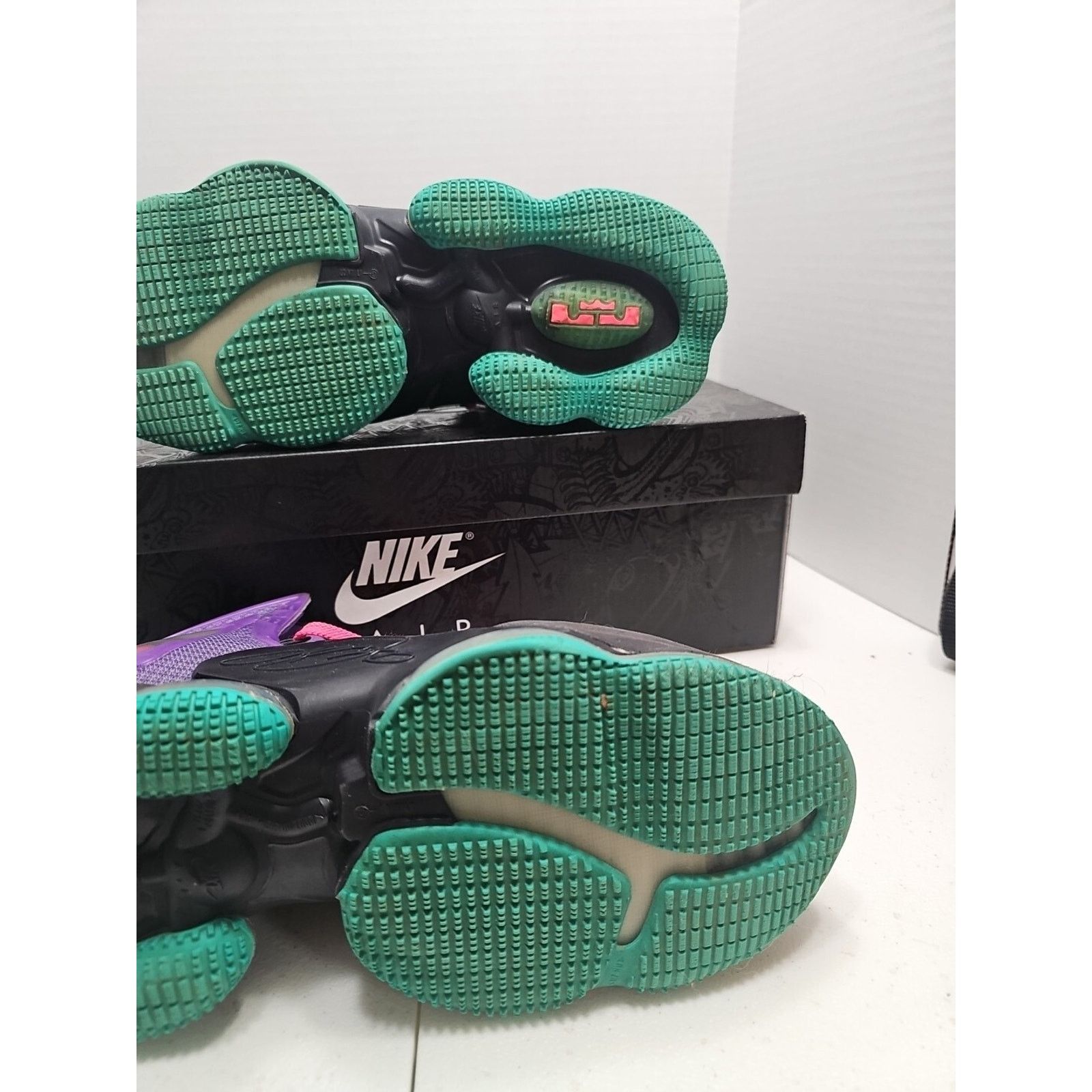 Nike Nike LeBron XIX Wild Berry/Hyper Pink Men's SIZE 10.5 W/ BOX Size US 10.5 / EU 43-44 - 16 Thumbnail