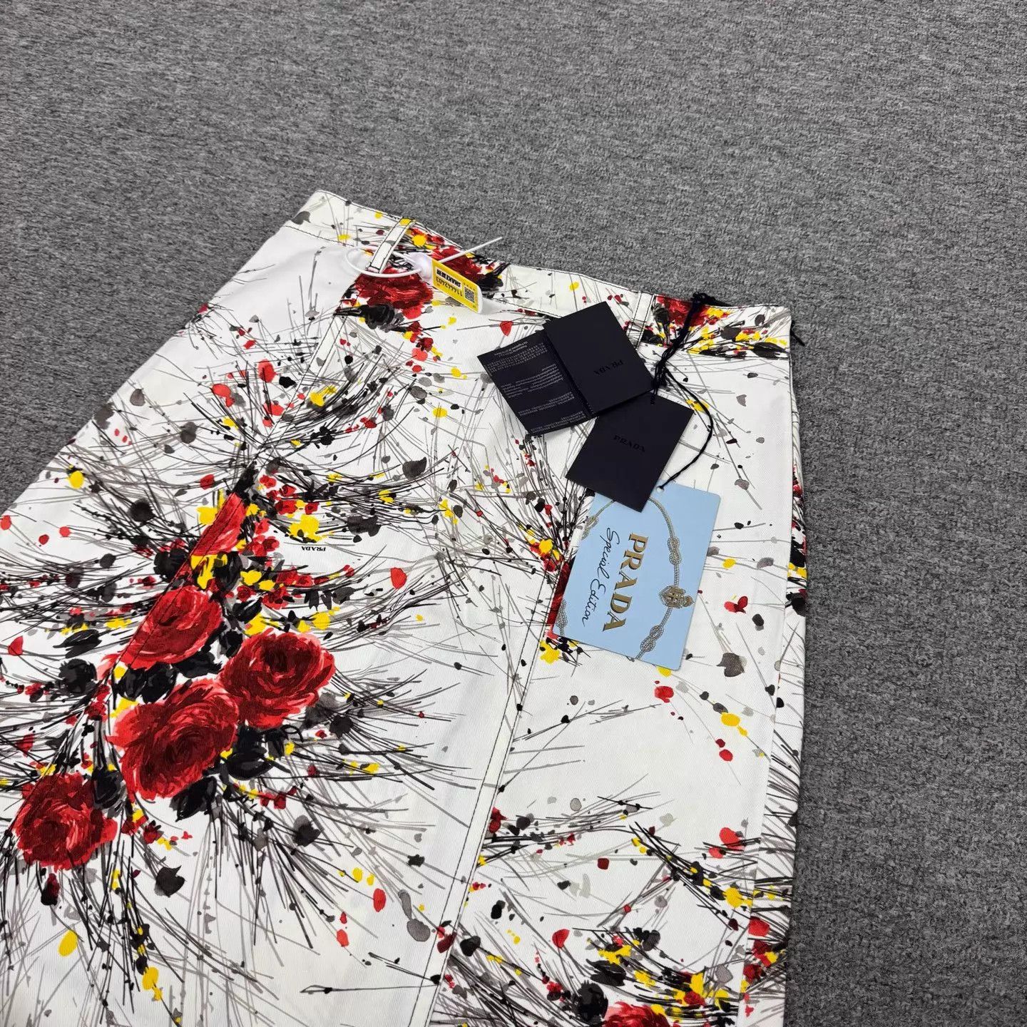 Prada Prada A-line skirt White Splatter Rose Print 44 Size 30" / US 8 / IT 44 - 3 Thumbnail
