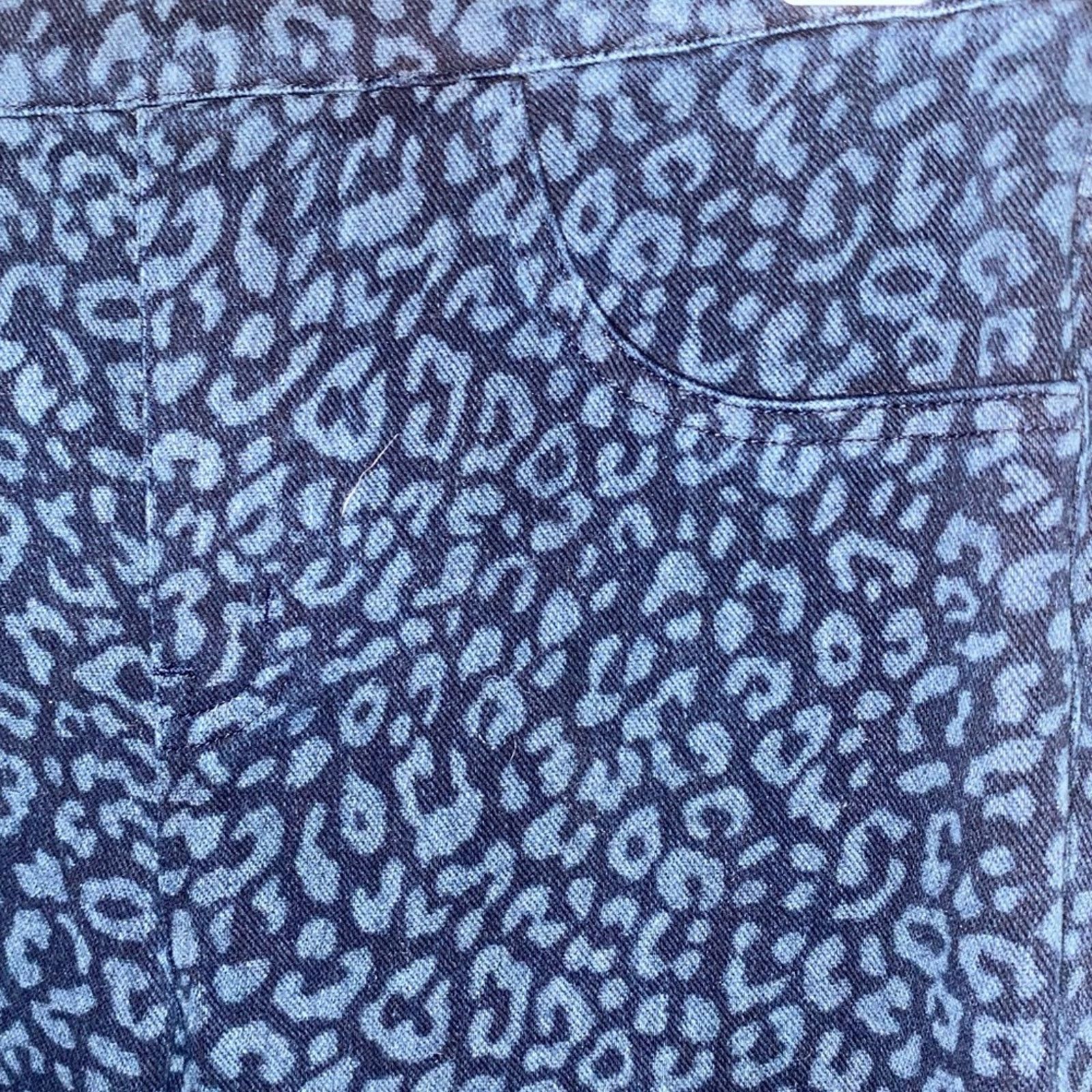 Spanx SPANX $99 Jeanish Legging Blue Denim Leopard MED EUC Size 30" / US 8 / IT 44 - 13 Thumbnail