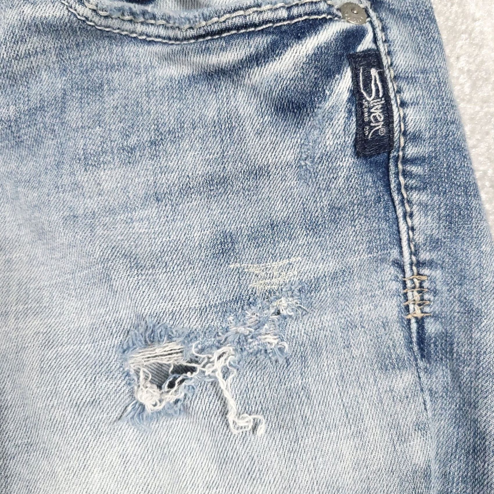 Silver Jeans Co. Silver Jeans Women's 28X22 Actual 31X23.5 Sam Capri Distressed Summer Grunge Jeans • 5-Pocket Denim Regular Size 28" / US 6 / IT 42 - 7 Thumbnail