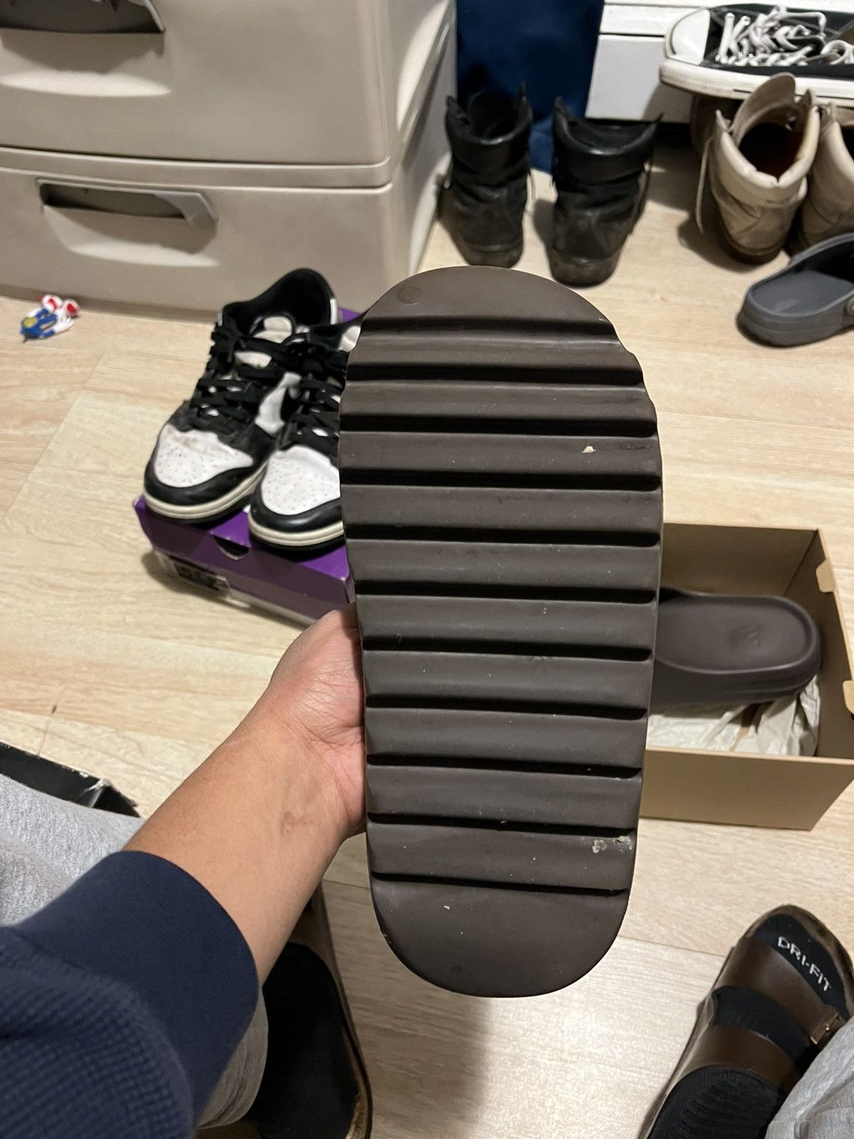 Yeezy yezzy slides Size US 11 / EU 44 - 2 Thumbnail
