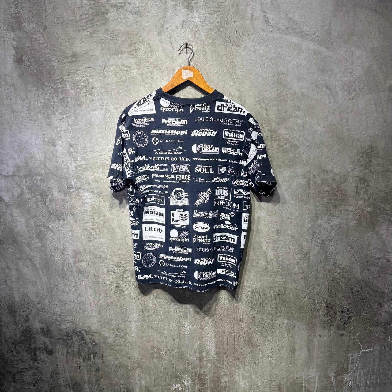 Louis Vuitton Louis Vuitton All Logo over print tee Size US M / EU 48-50 / 2 - 10 Thumbnail