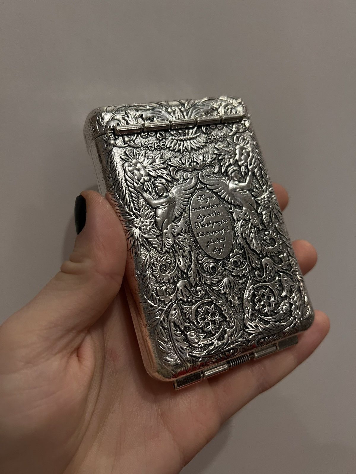 Vintage Vintage embossed cigarette case angel floral renaissance Size ONE SIZE - 4 Thumbnail