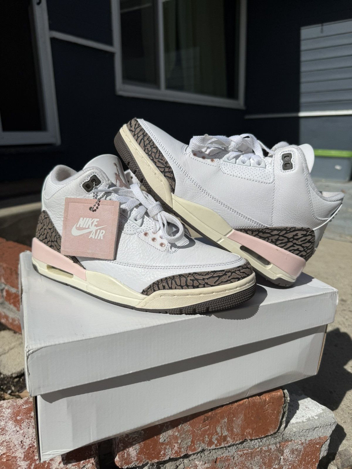 Jordan Brand WMNS AIR JORDAN 3 “Neapolitan” Size US 9 / IT 39 - 11 Thumbnail