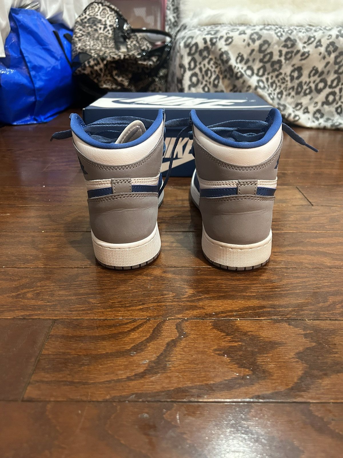 Jordan Brand Air Jordan 1 Mid True Blue / Cement Grey — 4.5Y (W 6) Size US 6 / EU 39 - 3 Thumbnail