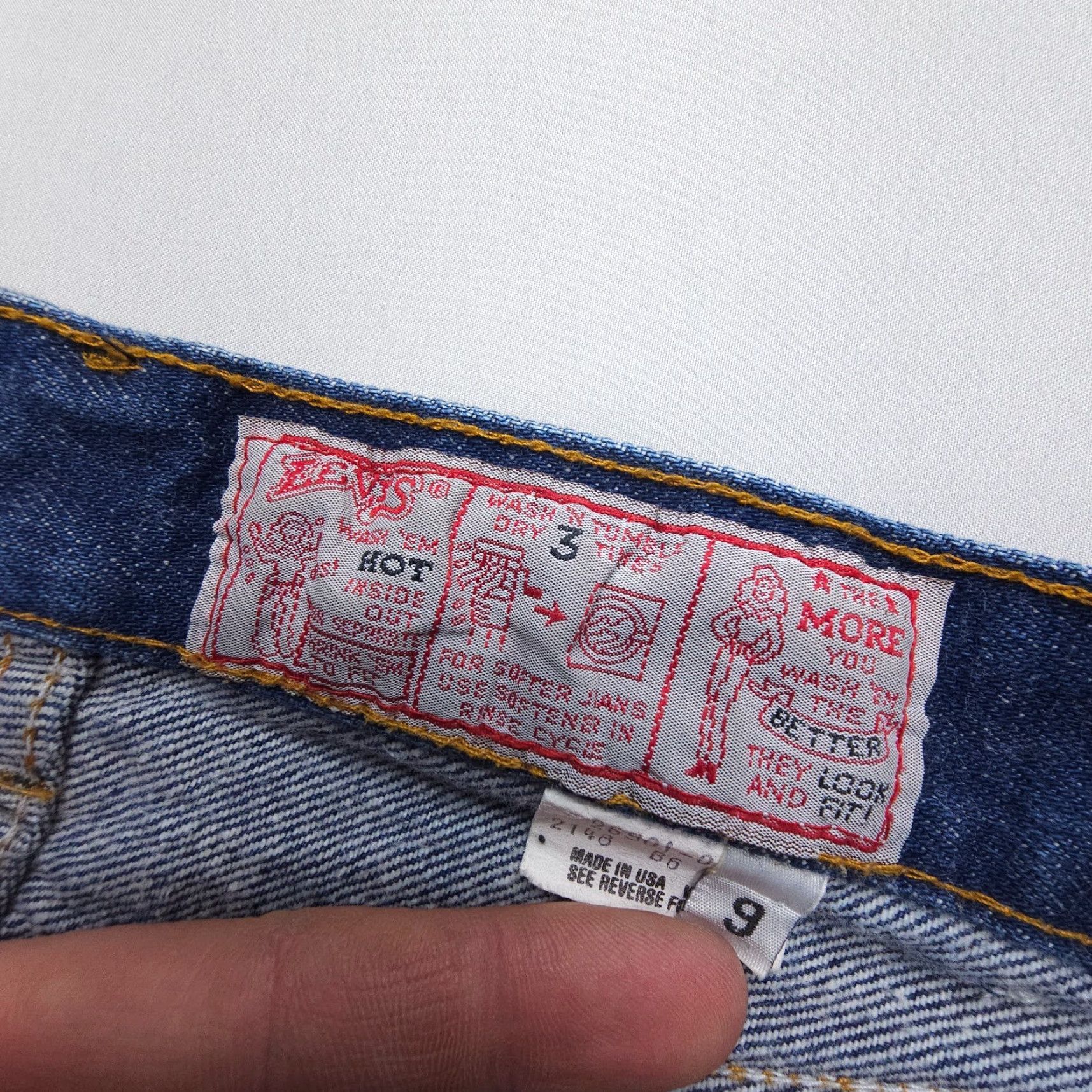 Levi's VINTAGE Levi's 501 Button Fly Jeans Womens Size 9 Dark Wash 80s 90s USA Blue Denim Jeans Regular fit 5-Pocket Design Mens Womens Girls Boys Size 30" / US 8 / IT 44 - 4 Thumbnail