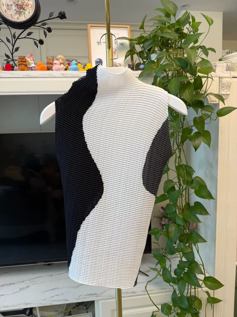 Issey Miyake Issey Miyake size:2 Black and white vest Size M / US 6-8 / IT 42-44 - 1 Thumbnail