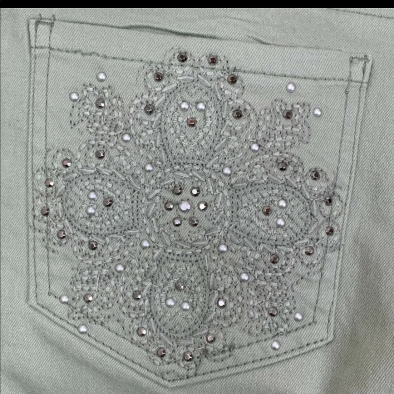 Nine West NWOT Nine West Jean Capri Sage Karen Floral Embellished Sz 8 Size 30" / US 8 / IT 44 - 5 Thumbnail