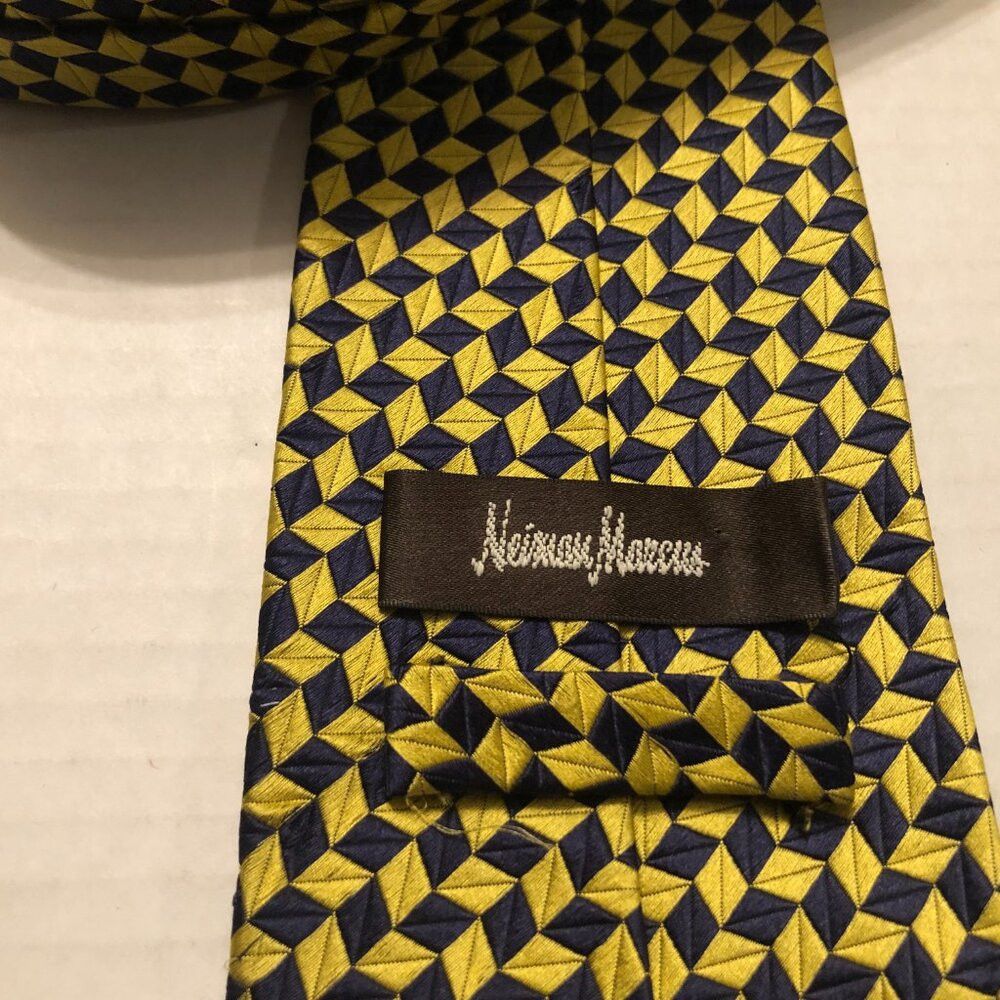 Neiman Marcus Neiman Marcus mens new silk tie width: 3 3/4" LENGTH: 59" Size ONE SIZE - 4 Thumbnail