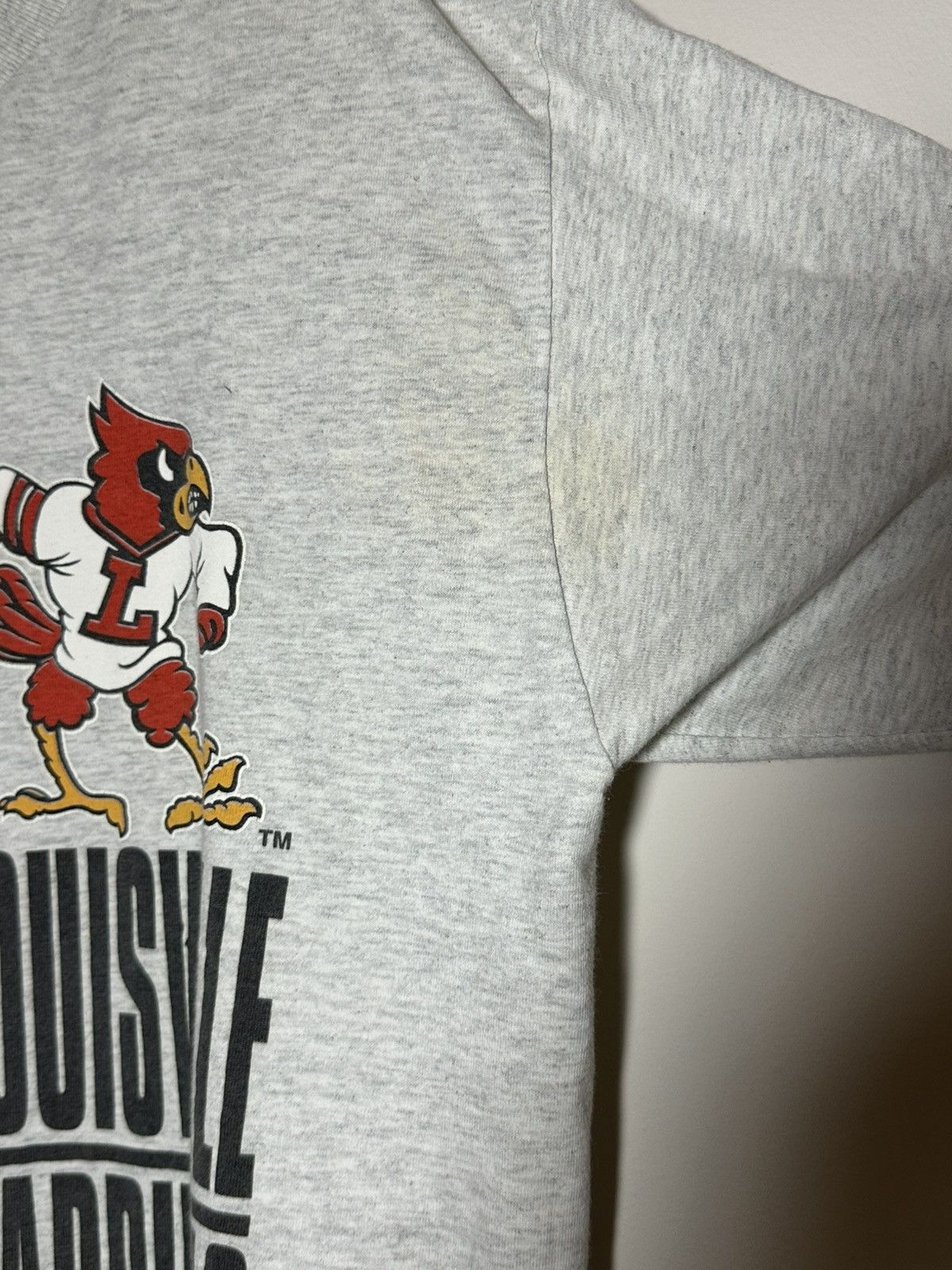 Logo 7 Vintage 1996 Grey Louisville Cardinals Basketball Tee Size US XL / EU 56 / 4 - 6 Thumbnail