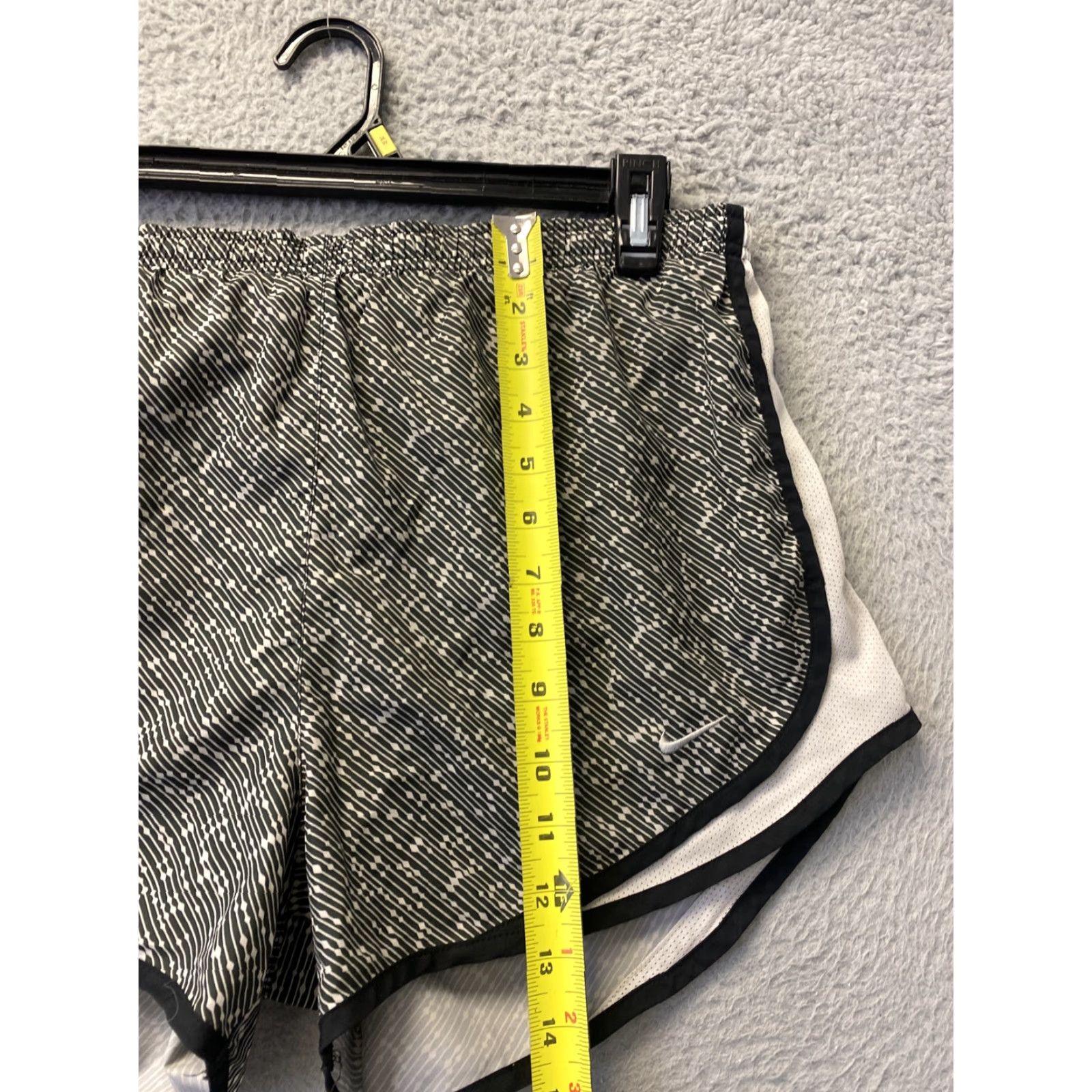 Nike Nike Dri-Fit Running Shorts Women M Gray Athletic Shorts Pocket 1998-2023 Sports Performance Size 32" / US 10 / IT 46 - 4 Thumbnail