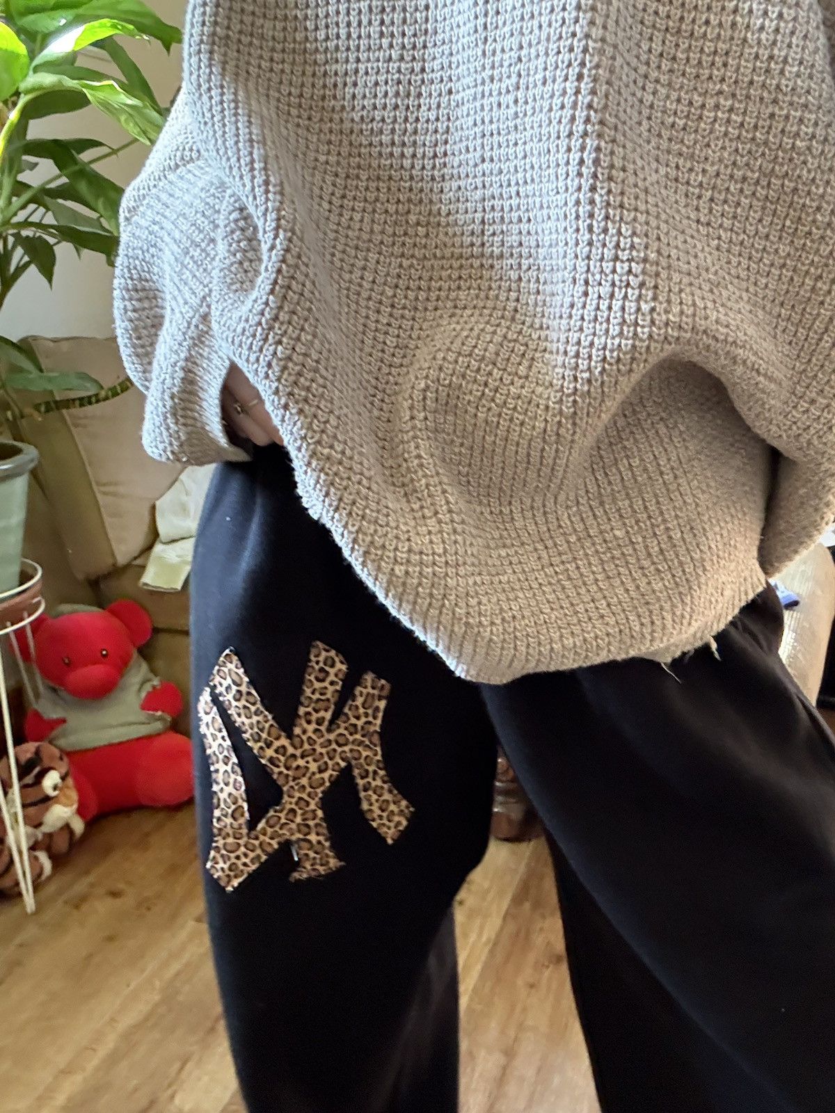 New York Yankees × Vintage New York Yankee cheetah print wide leg sweatpants Size 26" / US 2 / IT 38 - 3 Thumbnail
