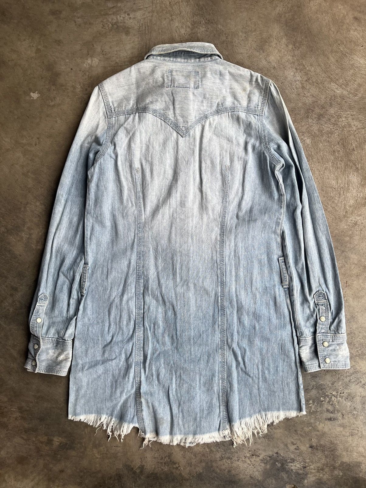 If Six Was Nine × Le Grande Bleu (L.G.B.) × True Religion TRUE RELIGION ROBE DISTRESSED DENIM BUTTON SHIRTS Size US S / EU 44-46 / 1 - 2 Thumbnail