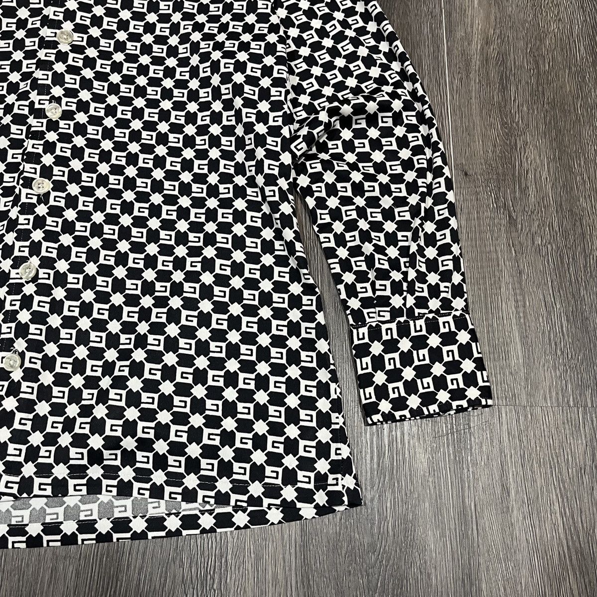 Givenchy 90s Givenchy For Chesa Shirt Monochrome Geometric Logo Size US L / EU 52-54 / 3 - 4 Thumbnail
