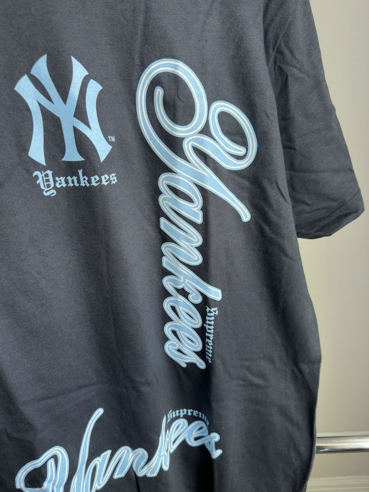MLB × Supreme Supreme x MLB New York Yankees Tee Navy Blue Size US L / EU 52-54 / 3 - 4 Thumbnail