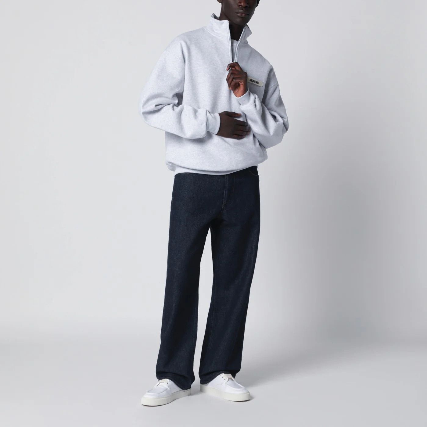 Jacquemus o1d2blof0526 Zip-Neck Logo Sweatshirt in Light Grey Size US XL / EU 56 / 4 - 2 Thumbnail