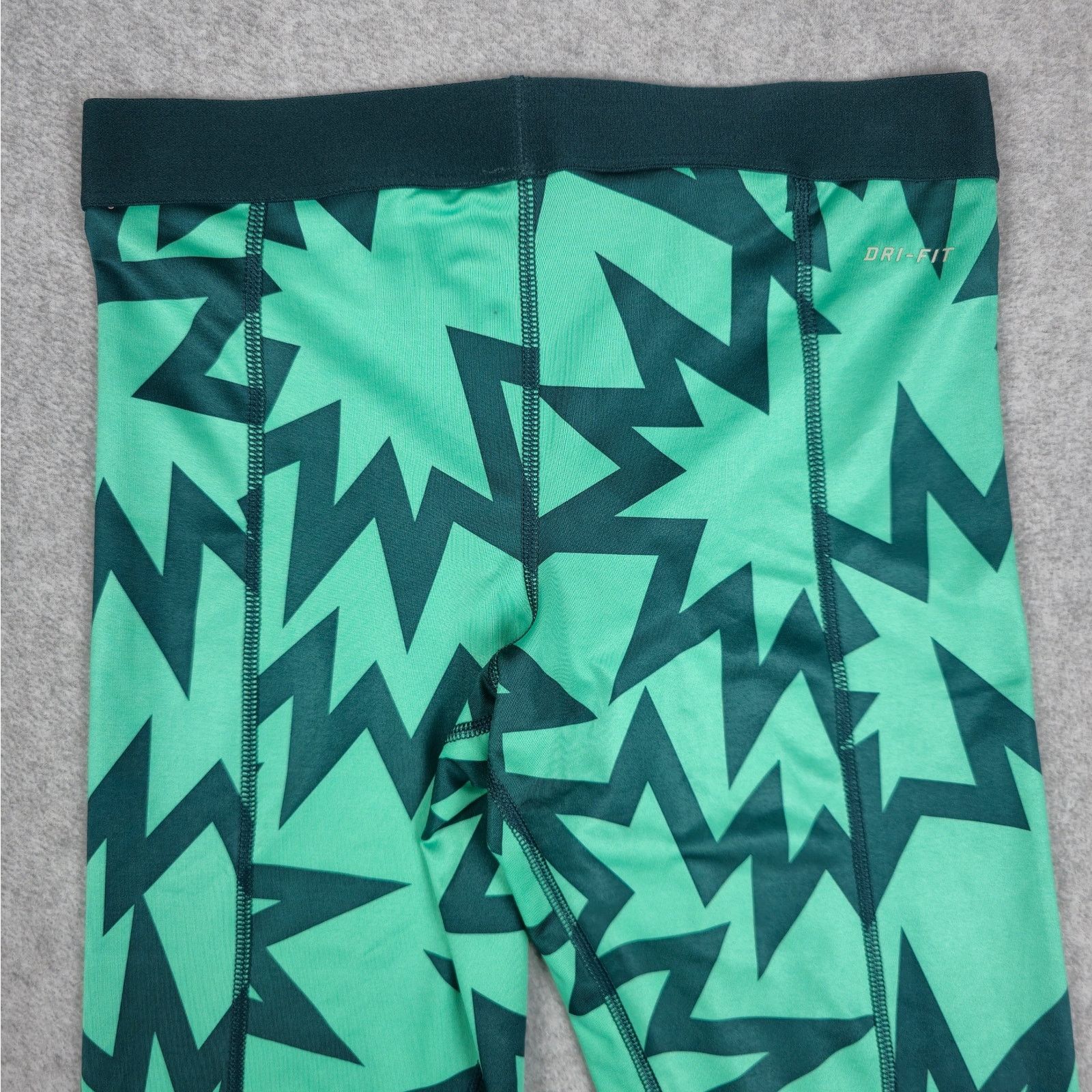 Nike NWT Nike Pro Small Green Graphic Print Capri Leggings Size 26" / US 2 / IT 38 - 4 Thumbnail