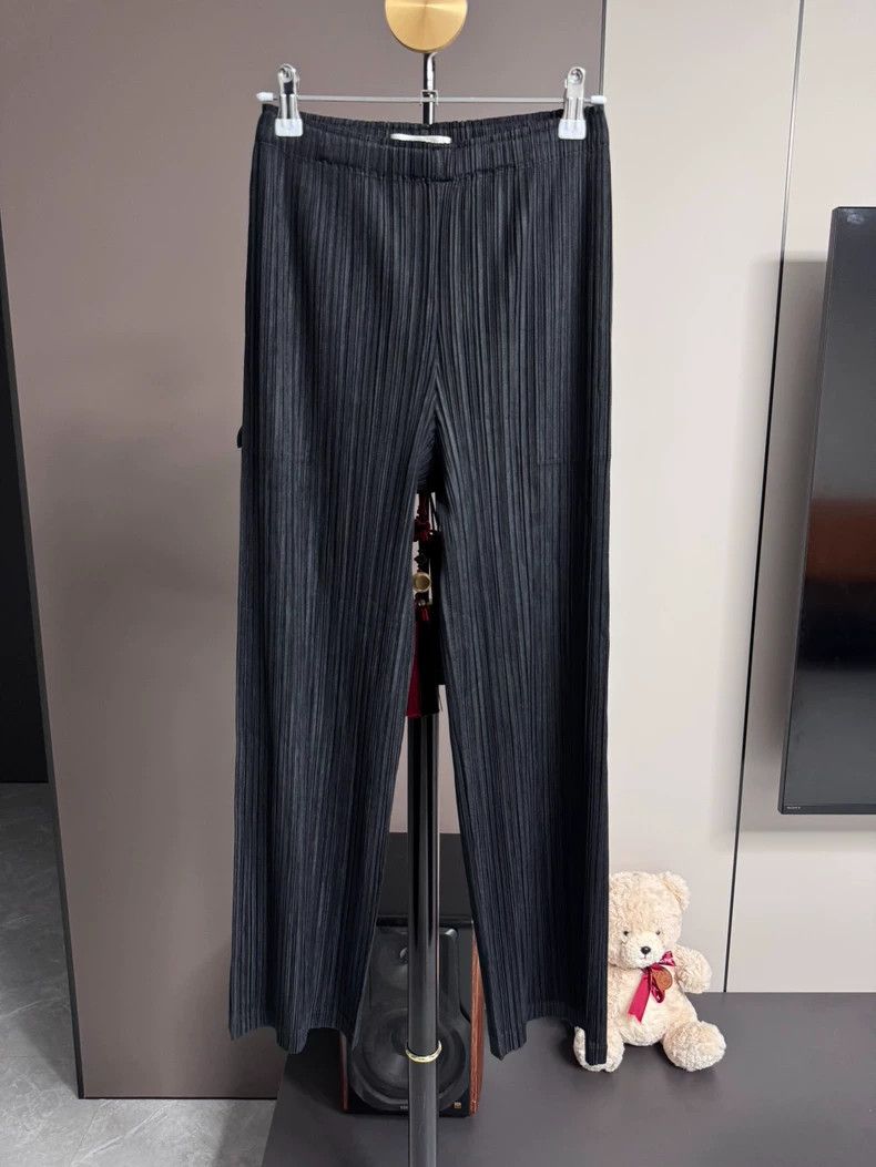 Issey Miyake Issey Miyake size:3 Black pleated straight-leg pants Size 22" - 1 Thumbnail