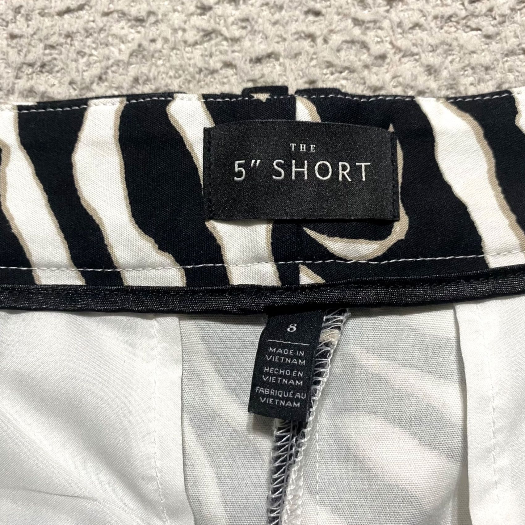 White House Black Market NWT White House Black Market Womens 8 Shorts Gray Chino Zebra Print Inseam 5" Size 30" / US 8 / IT 44 - 6 Thumbnail
