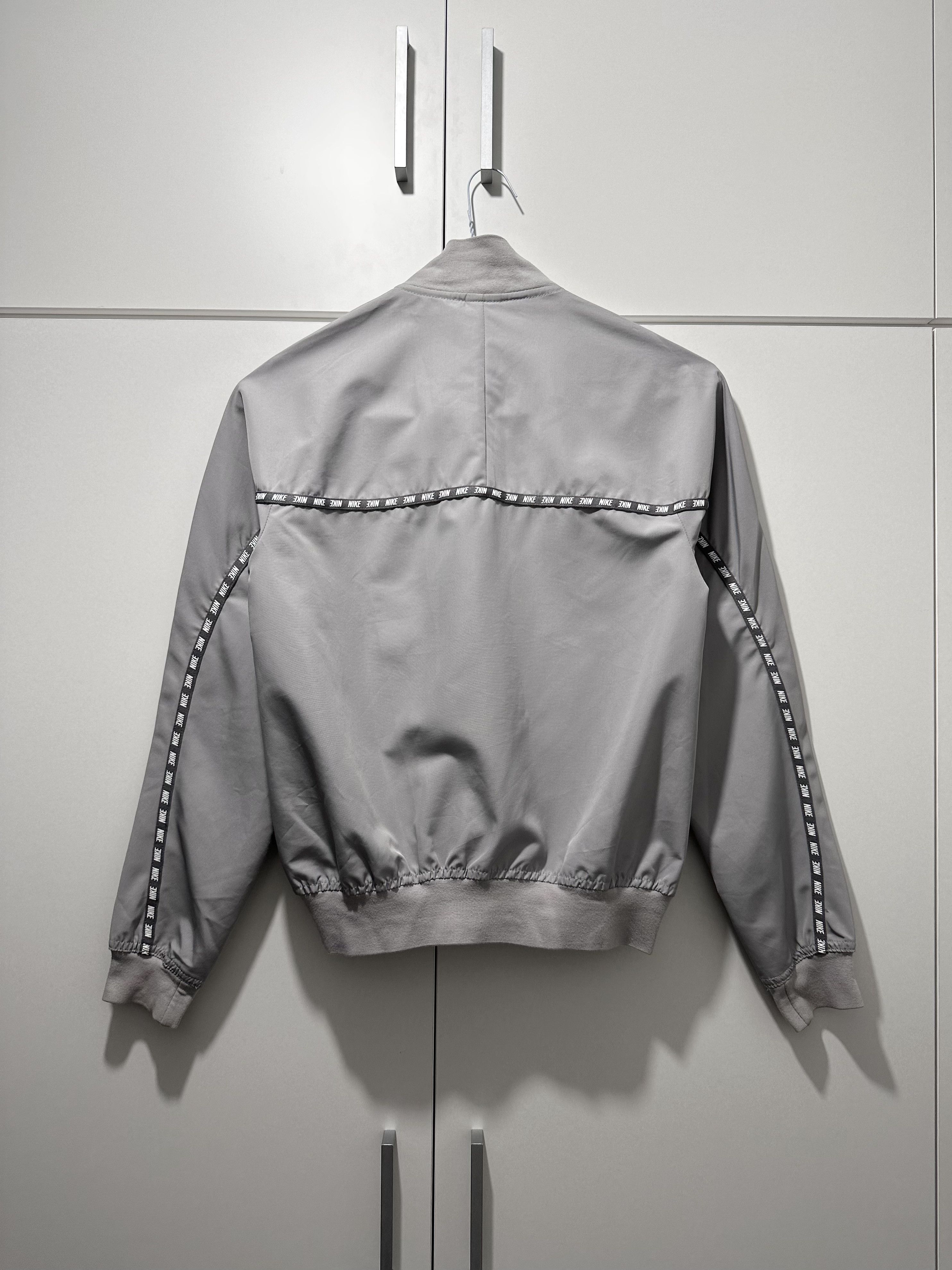 Nike Nike Light Bomber Jacket (XS) Size XS / US 0-2 / IT 36-38 - 5 Thumbnail