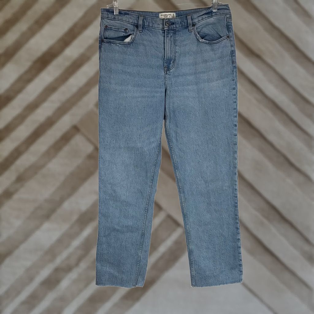 Abercrombie & Fitch Abercrombie & Fitch The Straight Mid Rise Light Wash Raw Hem Jeans Womens 32x34 Size 24" / US 00 / IT 34 - 1 Thumbnail